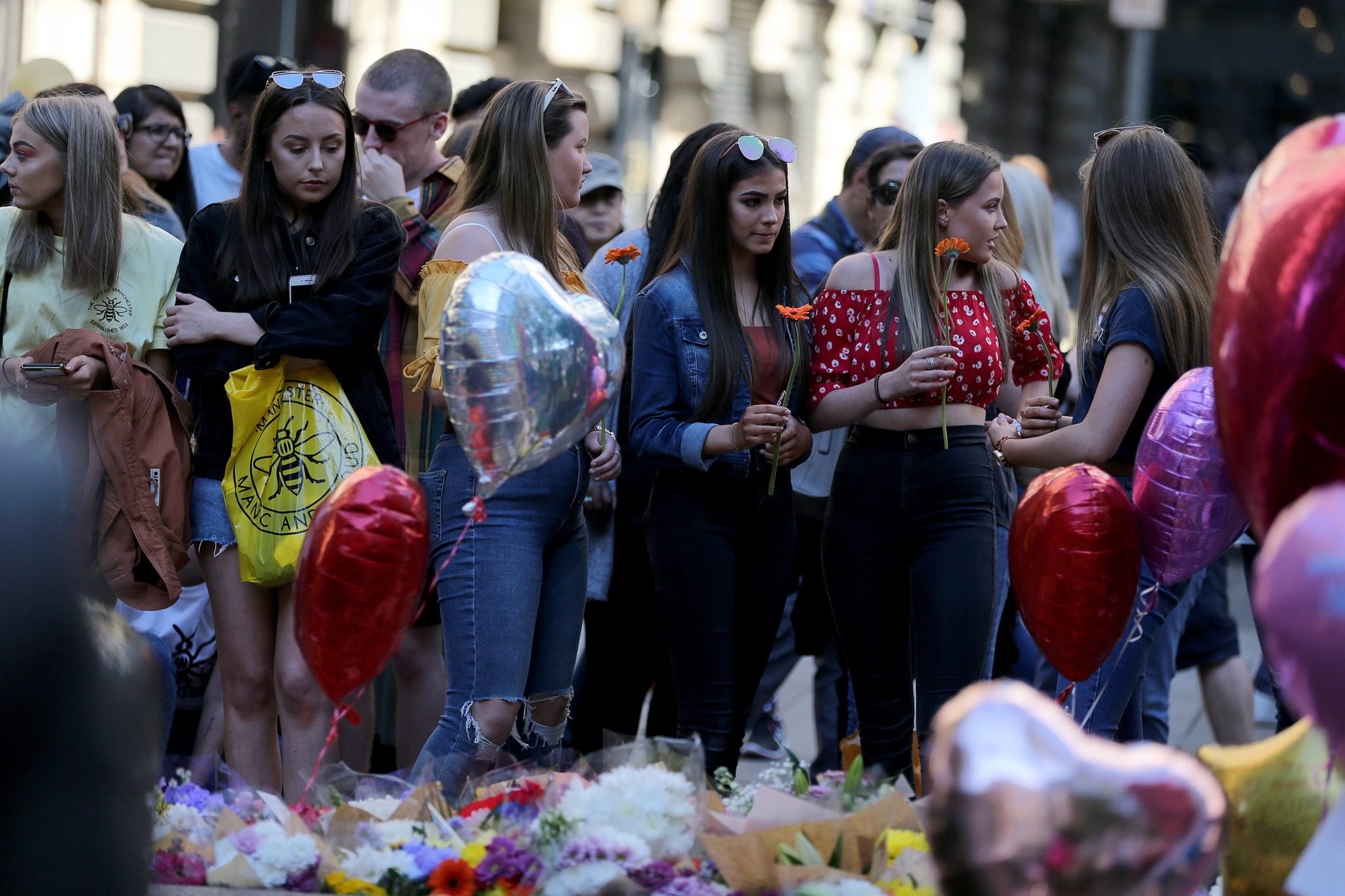 Ludzie składają kwiaty na Placu Annes w pierwszą rocznicę wybuchu bomb w arenie w Manchesterze, w wyniku ataku terrorysty 23 zmarło, młodych ludzi, którzy przyszli na koncert Ariany Grande, która dziś wyznała: 