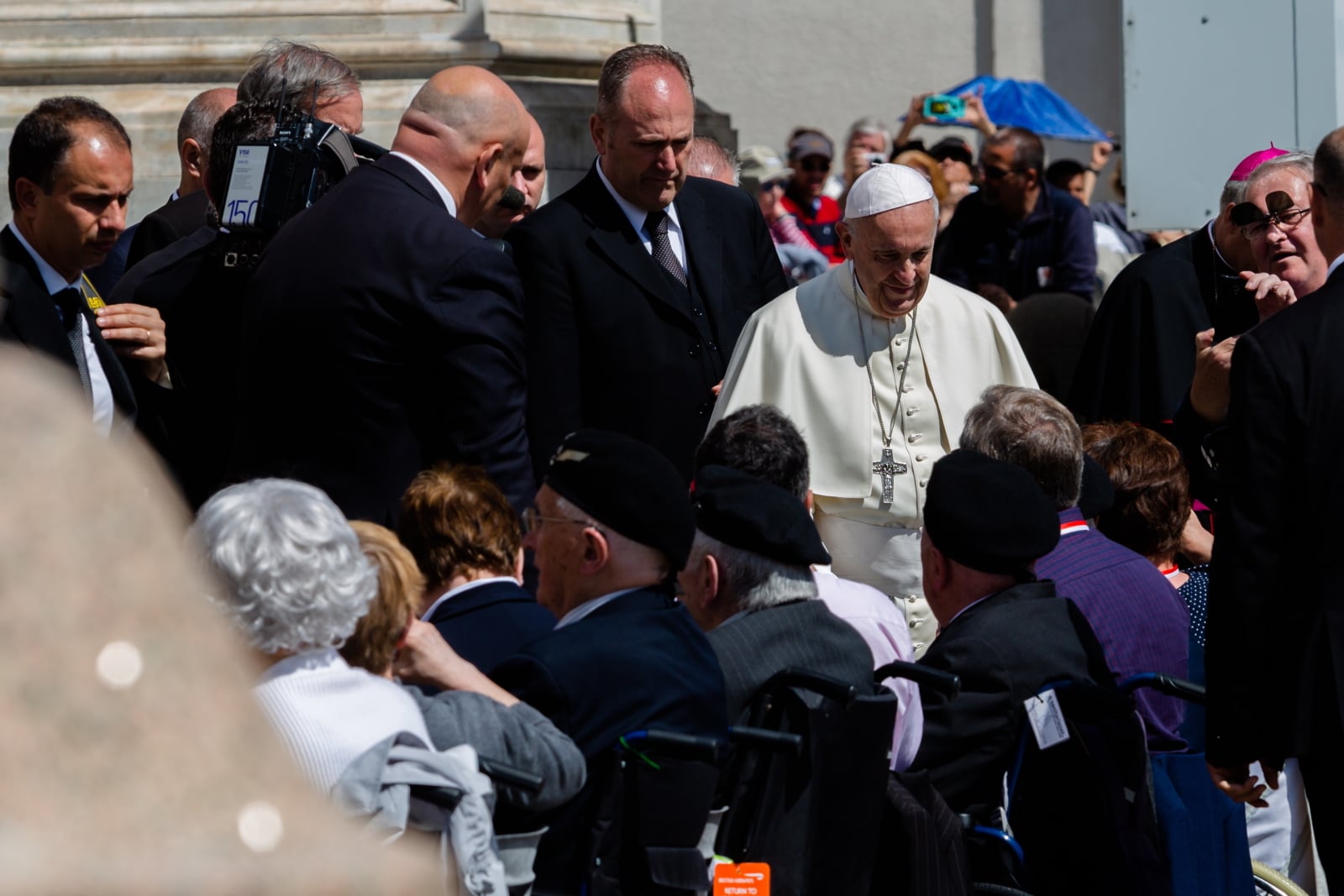 Ojciec Święty Franciszek wita kombatantów 2. Korpusu WP na placu Świętego Piotra w Watykanie podczas audiencji generalnej, fot. PAP/Adam Guz