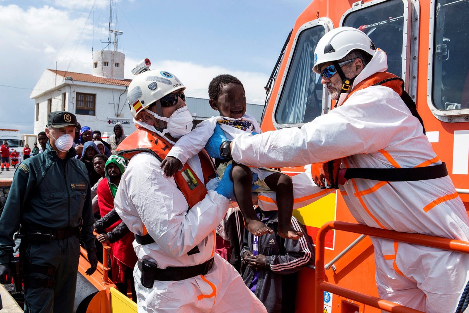 epa06711516 Members of the Maritime Safety and Rescue Society of Spain hold a child as they assist 88 migrants, who have been rescued while travelling in two little ship near Motril, Granada, Andalusia, Spain, 04 May 2018.  EPA/MIGUEL PAQUET ATTENTION EDITORS: IMAGE PIXELATED AT SOURCE 
Dostawca: PAP/EPA.