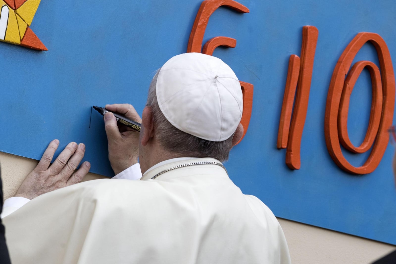 Papież Franciszek zostawił autograf na ścianie podczas wizytowania rzymskiej parafii Najświętszego Sakramentu  EPA/MASSIMO PERCOSSI 