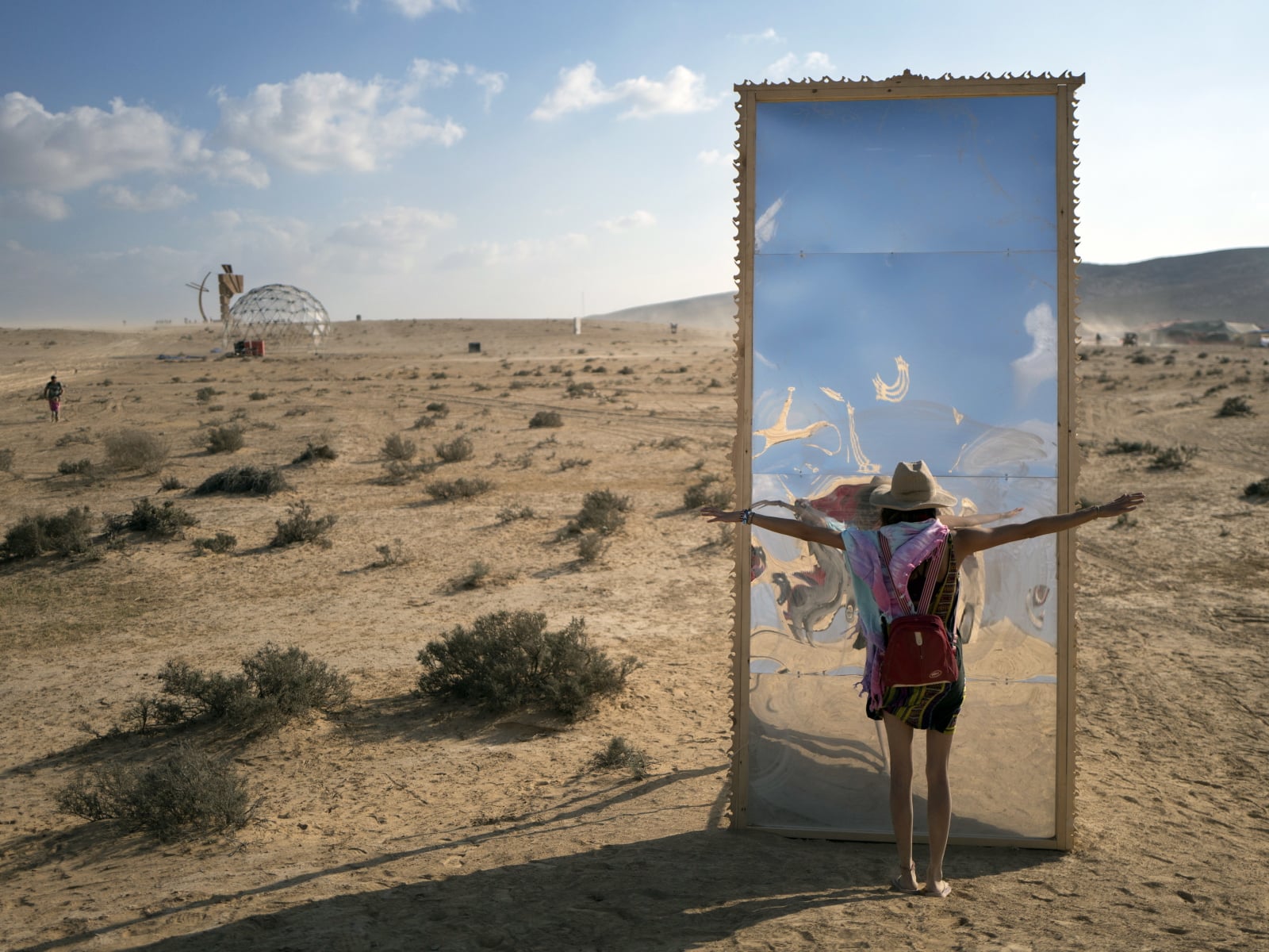 Izraelka Roni spogląda w lustro będące intalacją na pustyni Negew, Izrael.