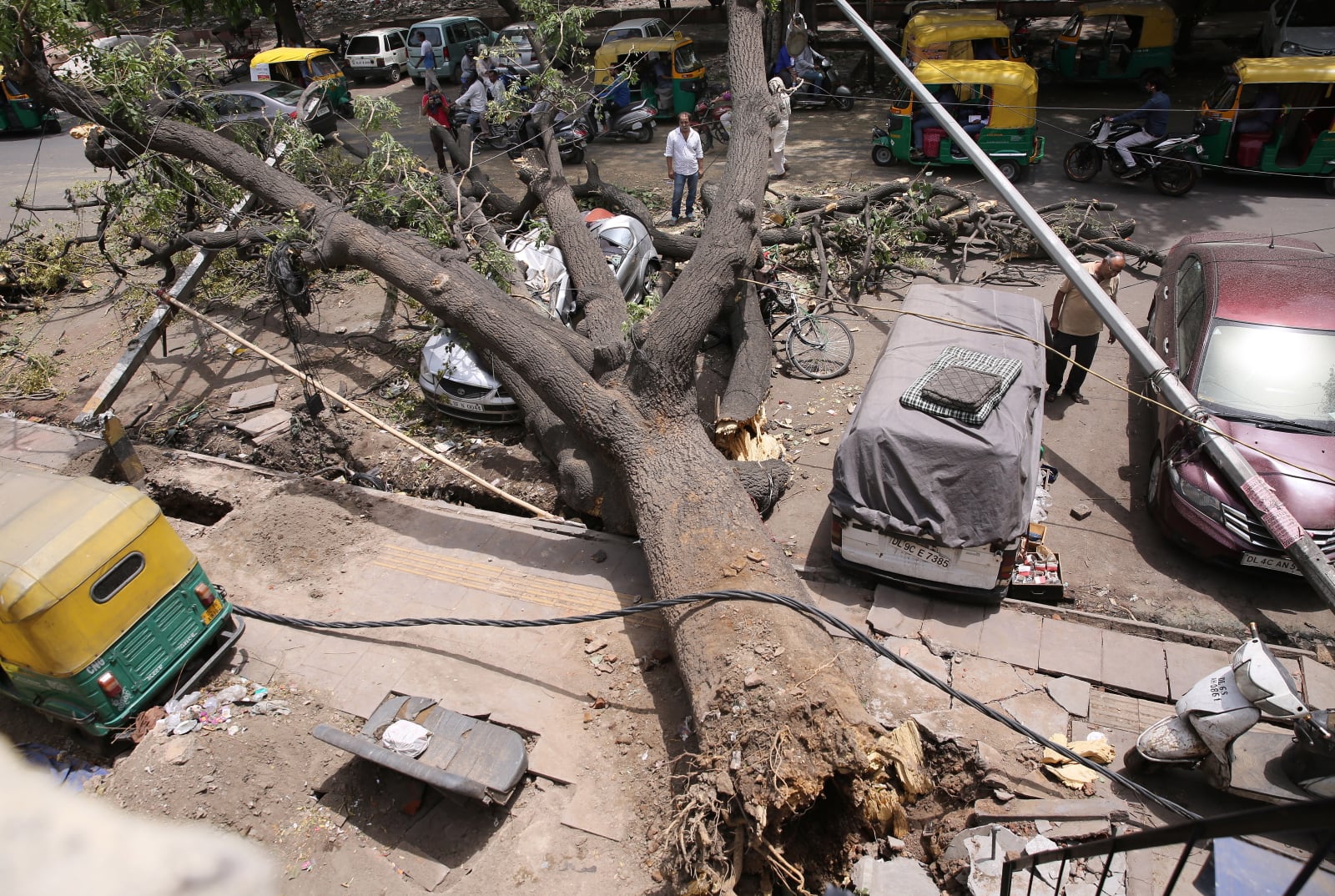 Skutki burzy w New Delhi, fot. EPA/RAJAT GUPTA 
