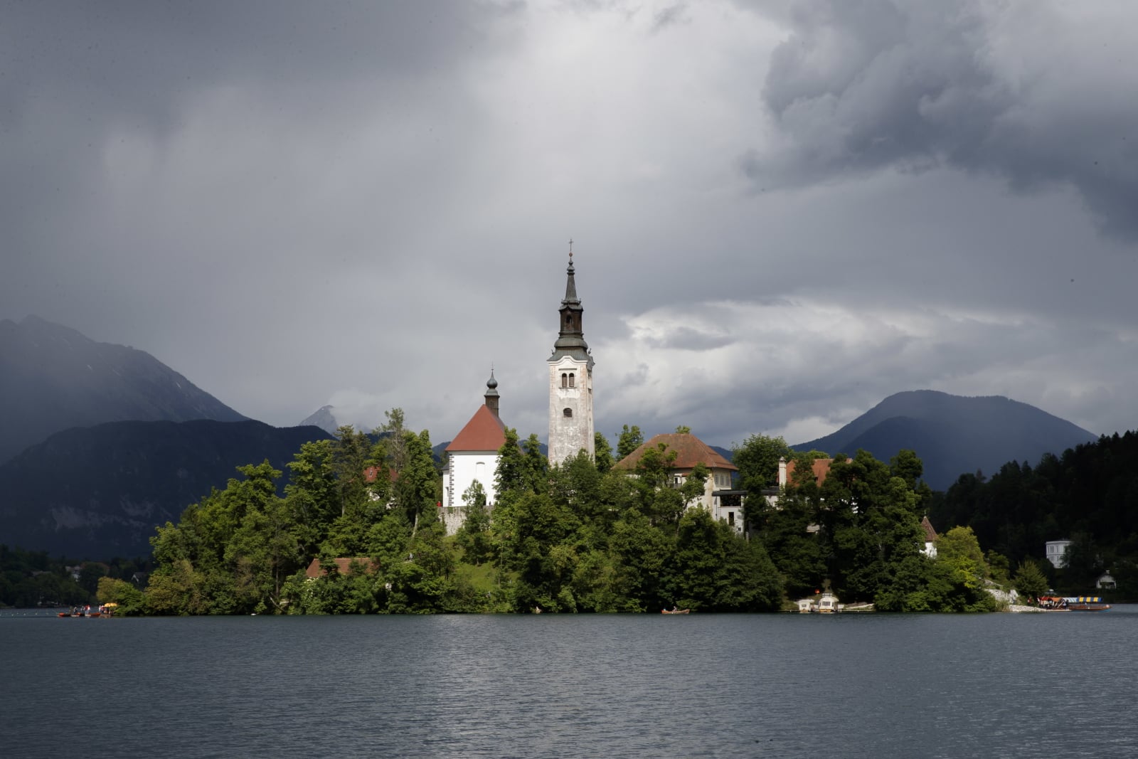 epa06744935 A view of the Church of the Assumption on Bled Island in Lake Bled, Slovenia, 17 May 2018. The pilgrimage church is dedicated to the Assumption of Mary.  EPA/VALDRIN XHEMAJ 
Dostawca: PAP/EPA.