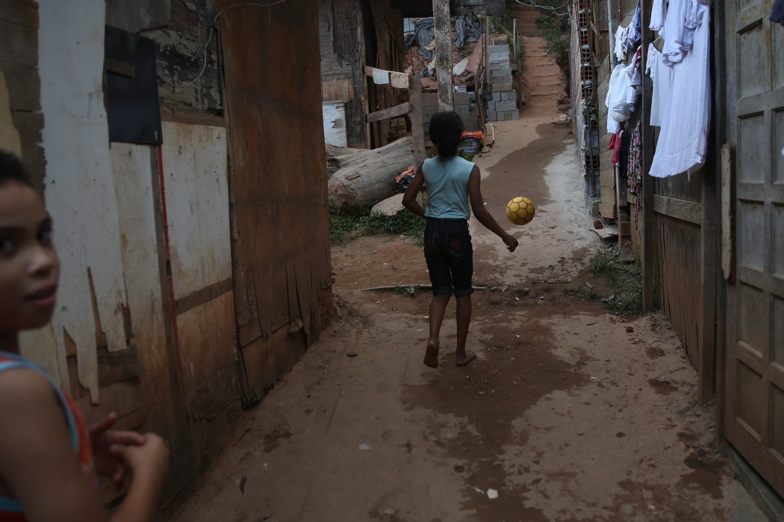 Slums w Brazylii fot. EPA/Fernando Bizerra Jr. 
