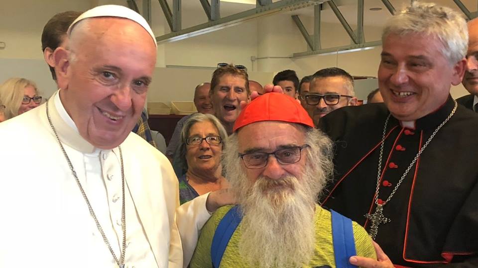 Papież, ubodzy i kard. Konrad Krajewski w Rzymie, fot. Facebook