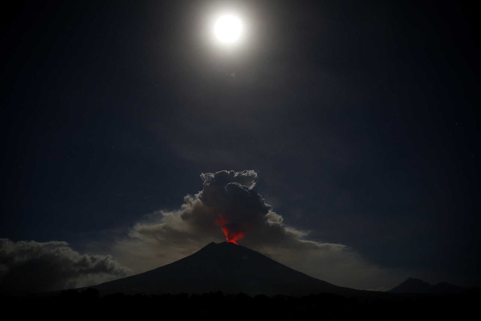 Erupcja wulkanu na Bali  EPA/MADE NAGI 