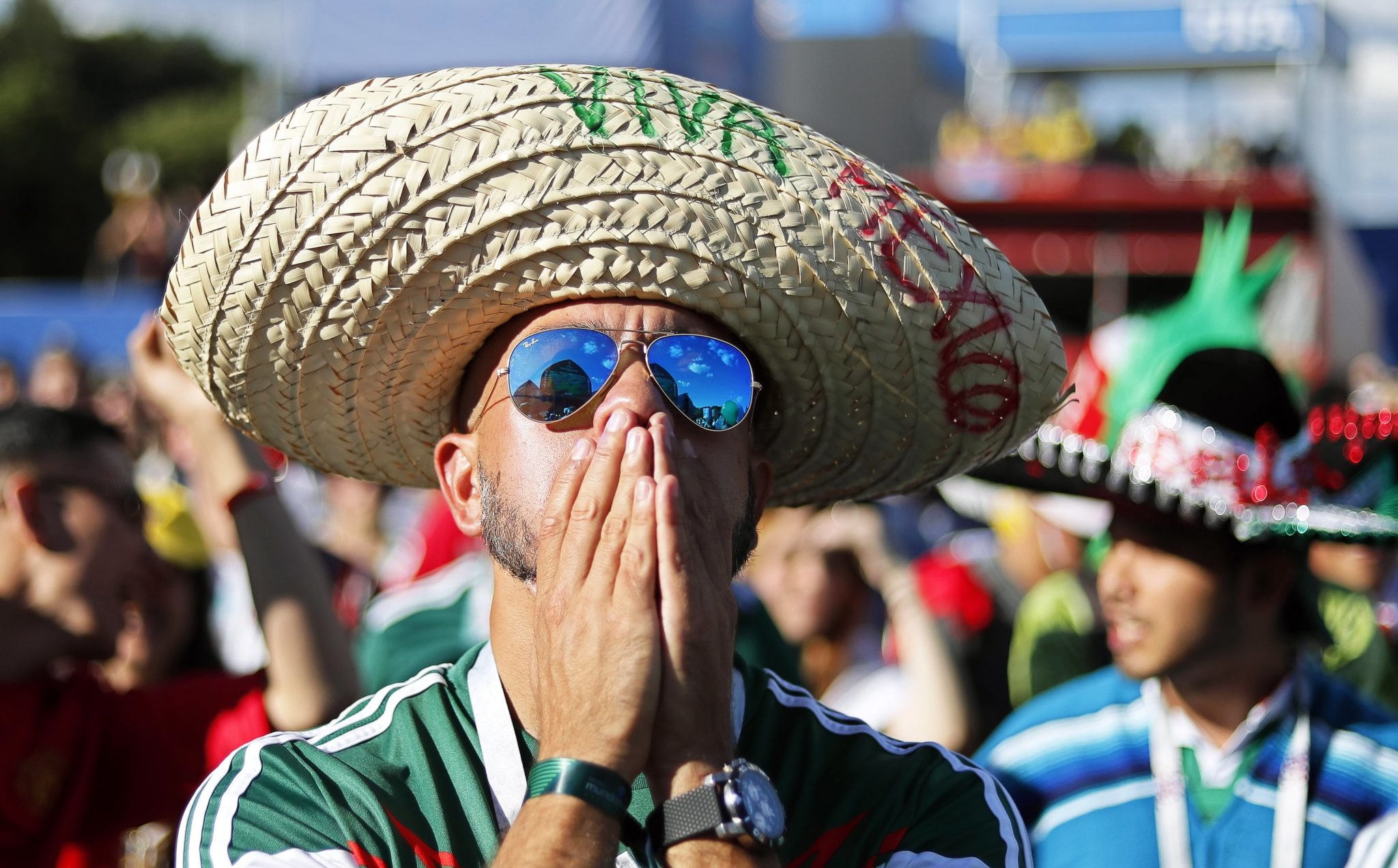 Zdjęcie: reakcja Meksykanów na przegraną z Brazylią, Plac Konstytucji w Mexico City, fot: Mario Guzman, PAP/EPA 