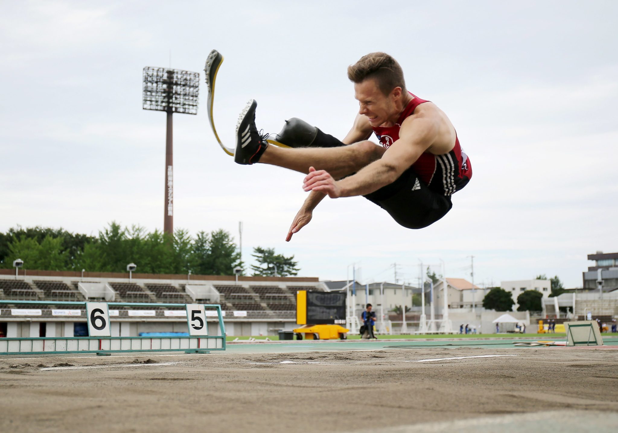 Markus Rehm z Niemiec ustanowił nowy rekord świata w męskim skoku w dal podczas Mistrzostw Świata w Lekkoatletyce osób niepełnopsrawnych. Markus Rehm skoczył 8.47 metra, fot: Jiji Press Japan, PAP/EPA 