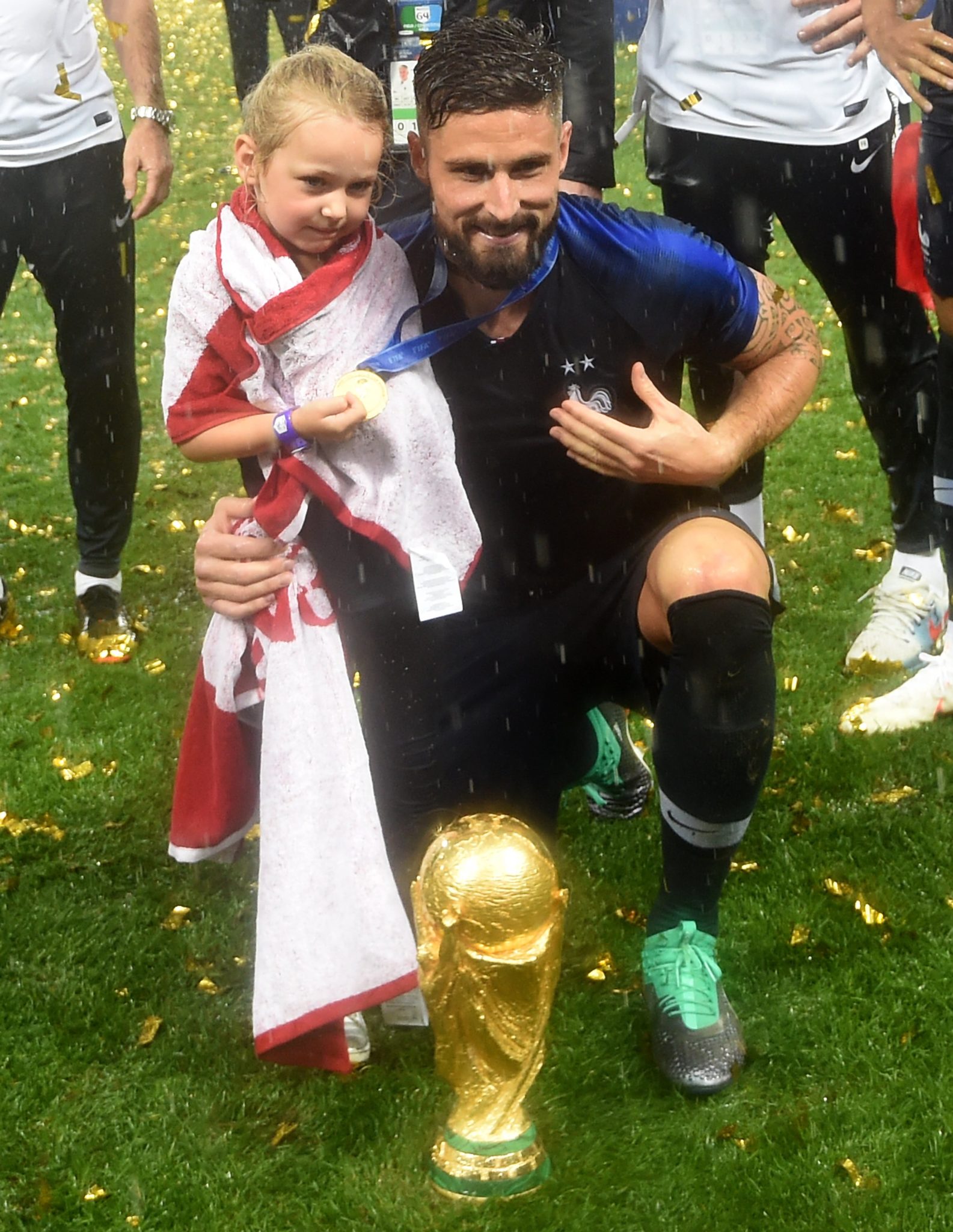 Olivier Giroud z reprezentacji Francji z trofeum i… ze swoją córką tuż po zdobyciu przez Francję finału Mistrzostw Świata FIFA 2018 (w meczu z Chorwacją), fot. Facundo Arrizabalaga, PAP/EPA 