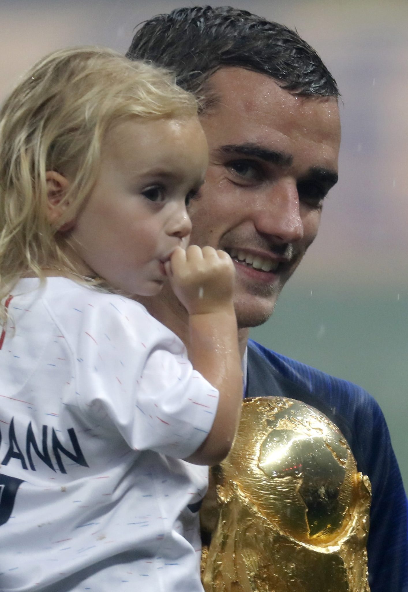  Antoine Griezmann - piłkarz reprezentacji Francji - z Pucharem Świata i ze swoją córką Mią, fot. Felipe Trueba, PAP/EPA