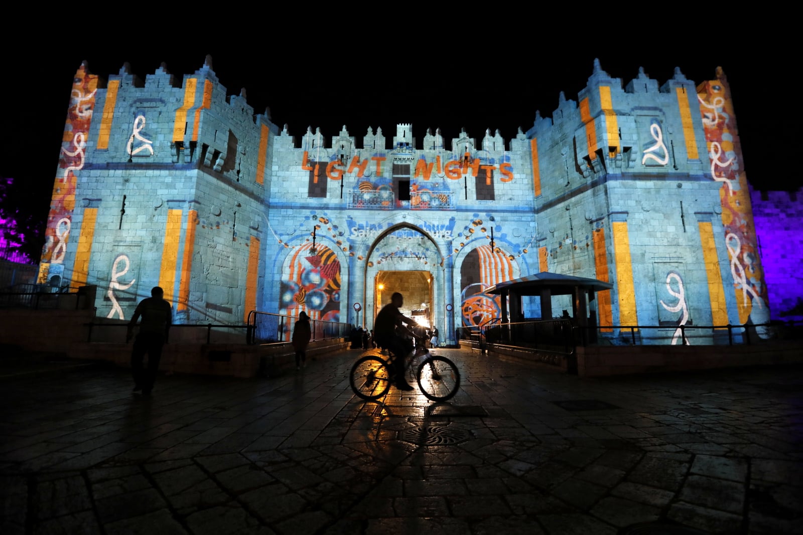 epa06856276 A view of a light projection show on Damascus Gate during the Jerusalem Lights Festival, in the Old City of Jerusalem, 01 July 2018. The festival, hosting Israeli and international artists runs for a week from June 27 to July 05.  EPA/ABIR SULTAN 
Dostawca: PAP/EPA.