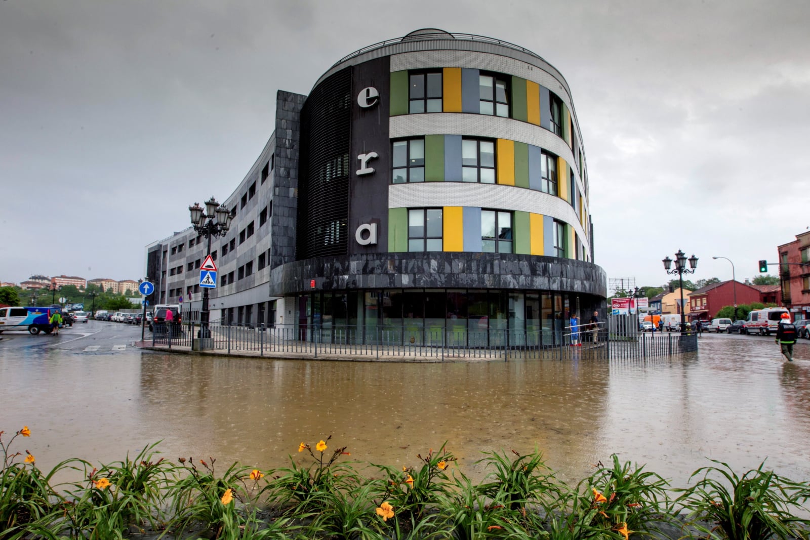 Powódź po ulewnych deszczach w Oviedo, Hiszpania EPA/ALBERTO MORANTE 