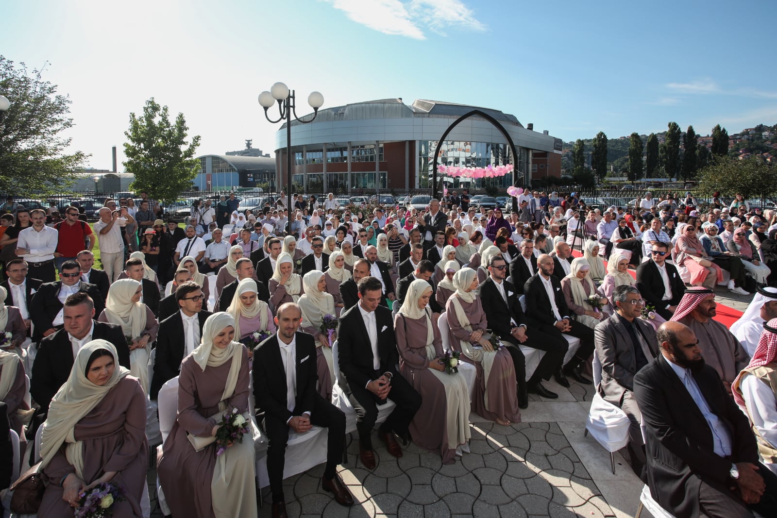 Masowa islamska ceremonia ślubna w Sarajewie, zorganizowana przez organizację charytatywną MFS-EMMAUS i jej partnerów ze Zjednoczonych Emiratów Arabskich w celu zachęcenia i pomocy młodym w małżeństwie, Bośnia i Hercegowina, fot. PA/JASMIN BRUTUS 