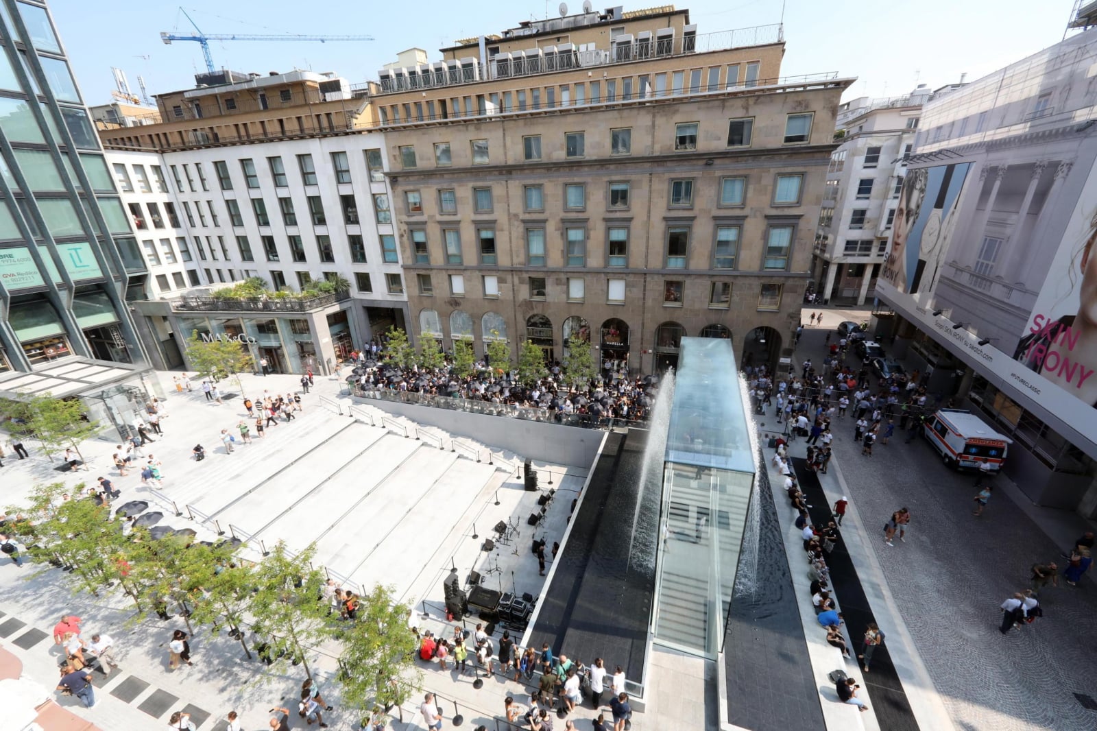 Otwarcie nowego sklepu Apple Store na Piazza della Libertà w Mediolanie, fot. EPA/MATTEO BAZZI 
