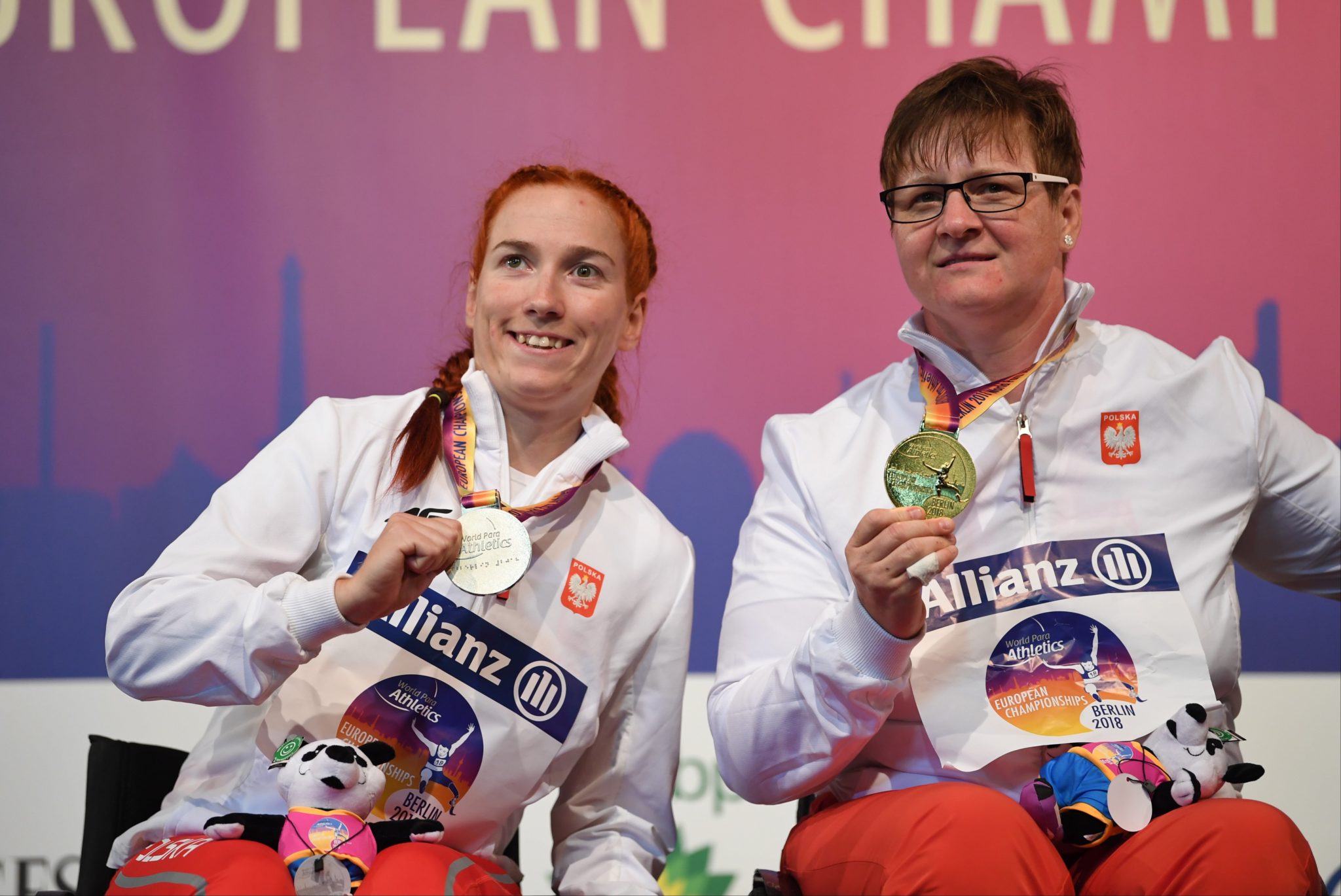 Lucyna Kornobys i Joanna Oleksiuk podczas ceremonii dekoracji medalami uczestników konkursu pchnięcia kulą. Kornobys wywalczyła złoty medal a Olesiuk srebrny.