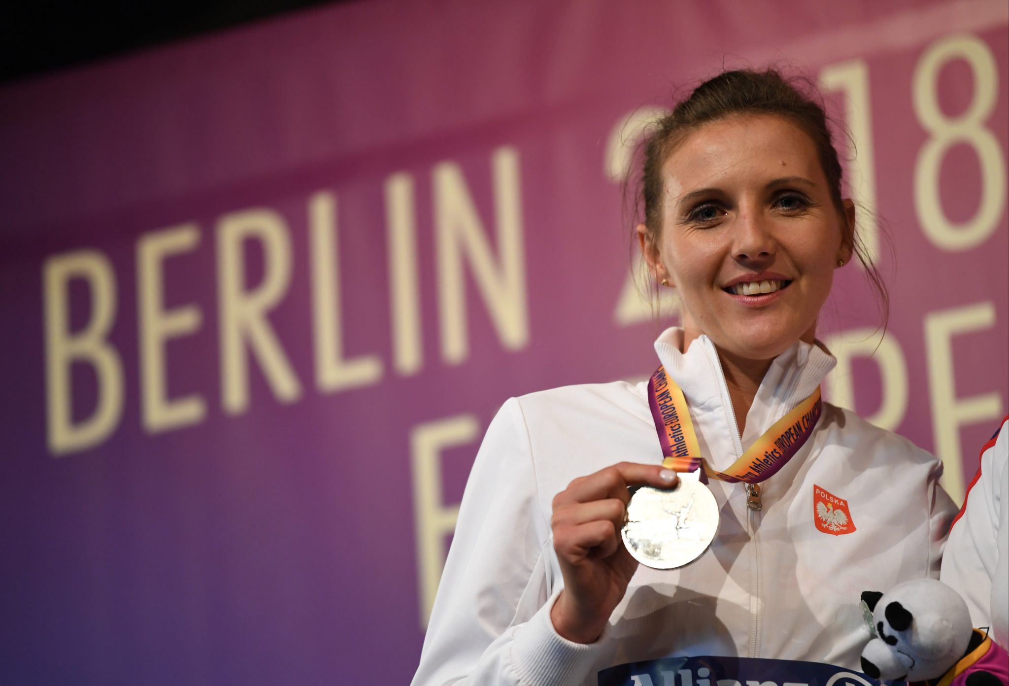 Katarzyna Piekart podczas ceremonii dekoracji medalami uczestników konkursu rzutu oszczepem. Wywalczyła srebrny medal.