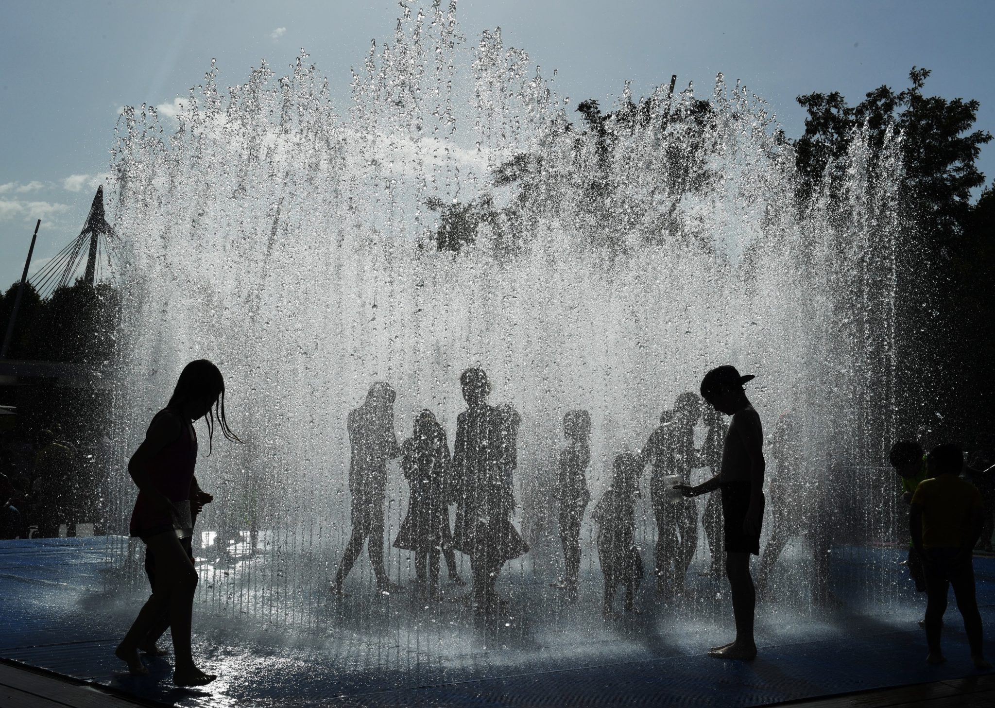 Londyn: dzieci w fontannie chłodzą się od upałów, dla stolicy Wielkiej Brytanii to dziś rekordowe 31 stopni Celsjusza, fot. Facundo Arrizabalaga, PAP/EPA 