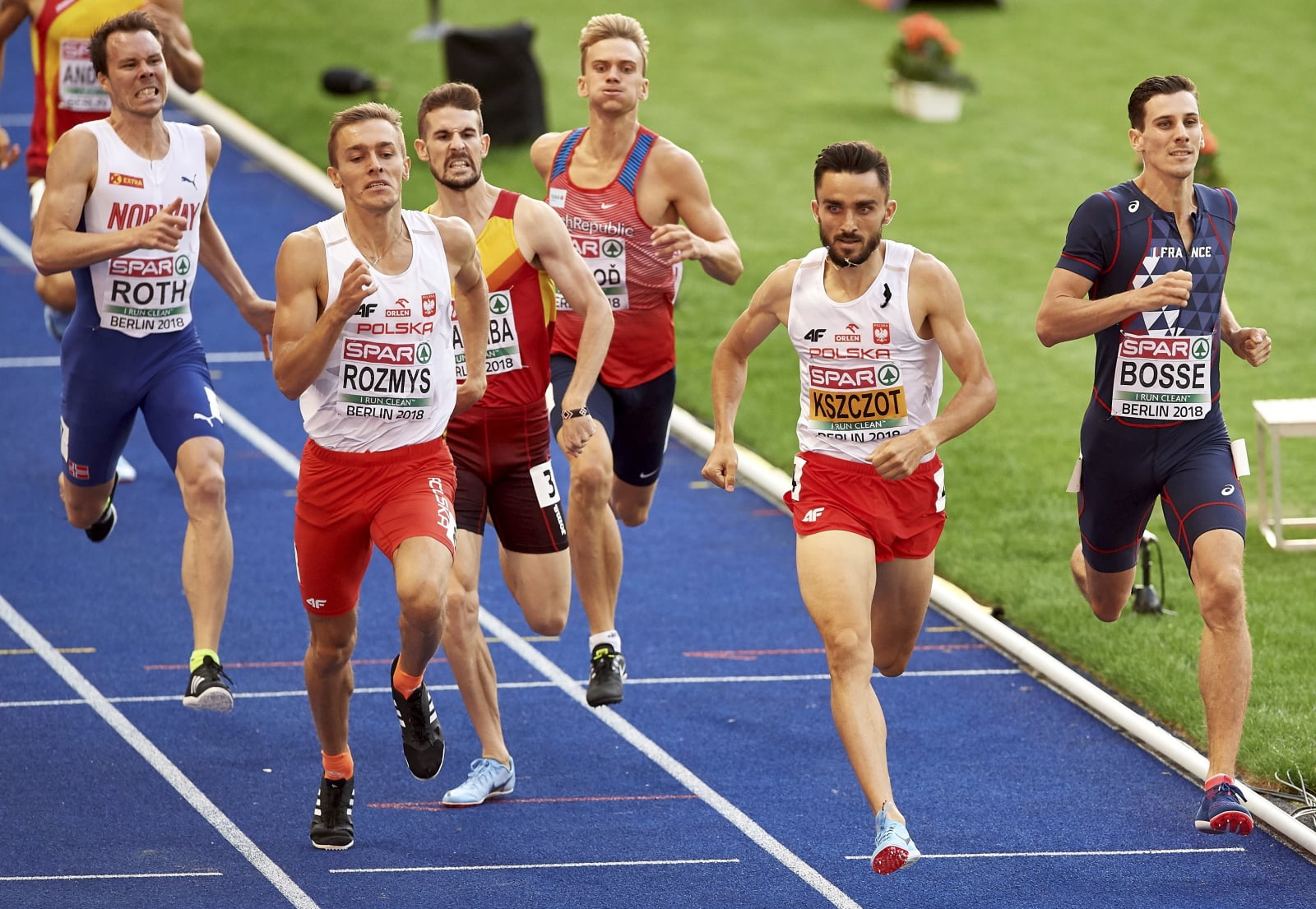 Berlin, Polacy Adam Kszczot (2P) i Michał Rozmys (2L) w biegu półfinałowym na dystansie 800 metrów podczas lekkoatletycznych mistrzostw Europy  PAP/Adam Warżawa