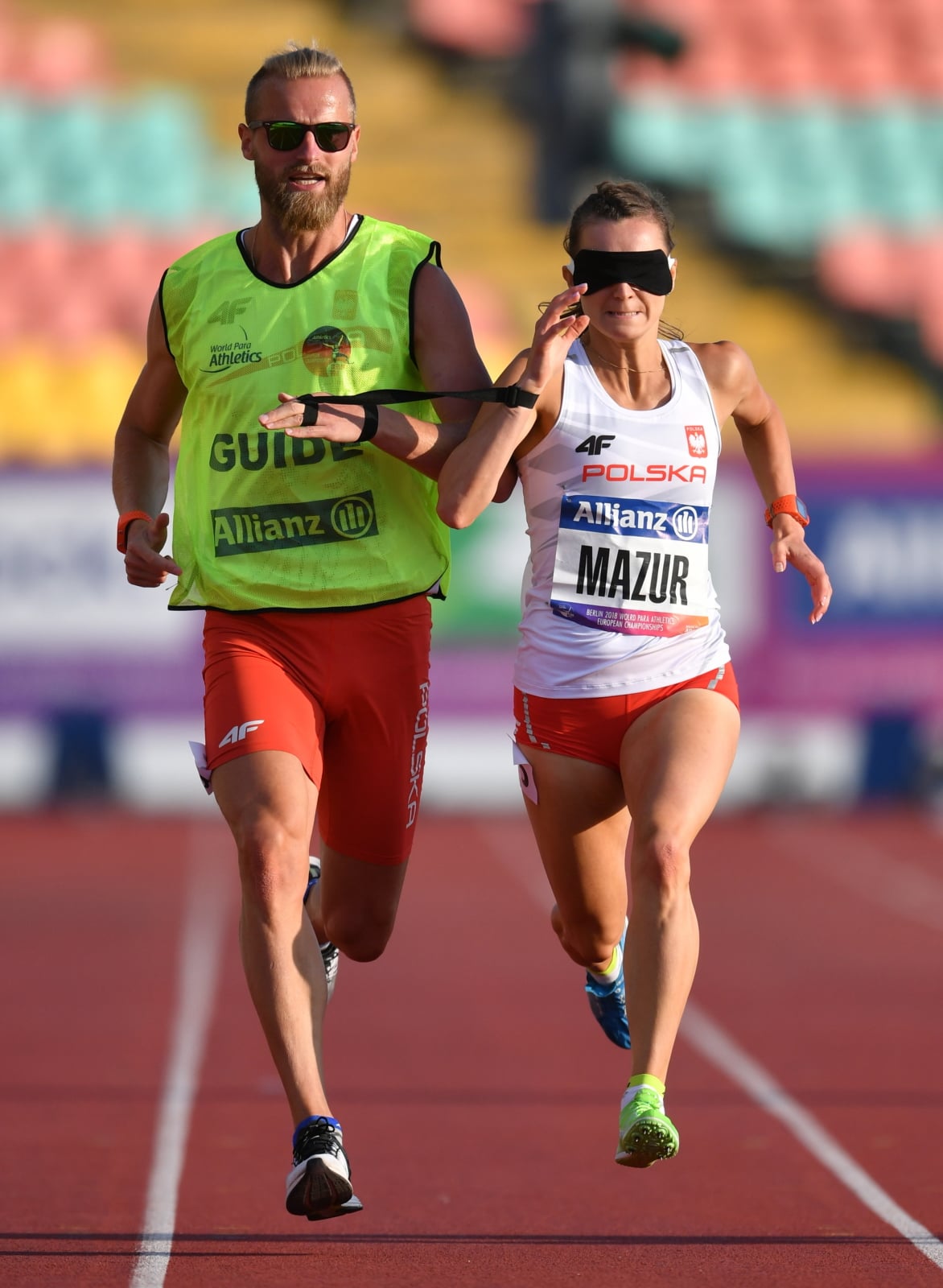 Joanna Mazur i przewodnik Michał Stawicki w finale biegu na 200 metrów (klasa T11) podczas lekkoatletycznych mistrzostw Europy osób z niepełnosprawnościami w Berlinie