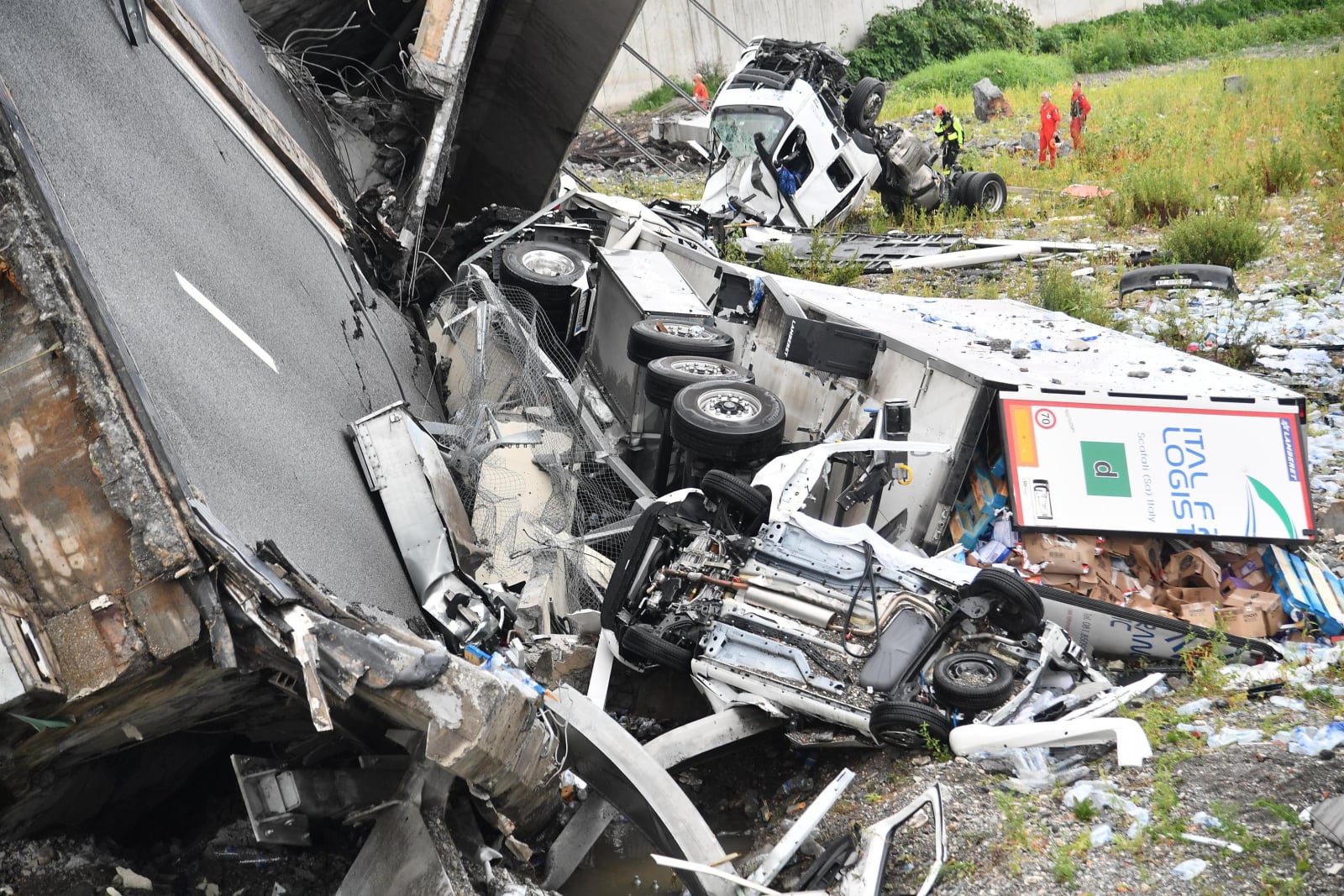 Tragiczny wypadek w Genui - most zawalił się na środku autostrady fot. EPA/LUCA ZENNARO 