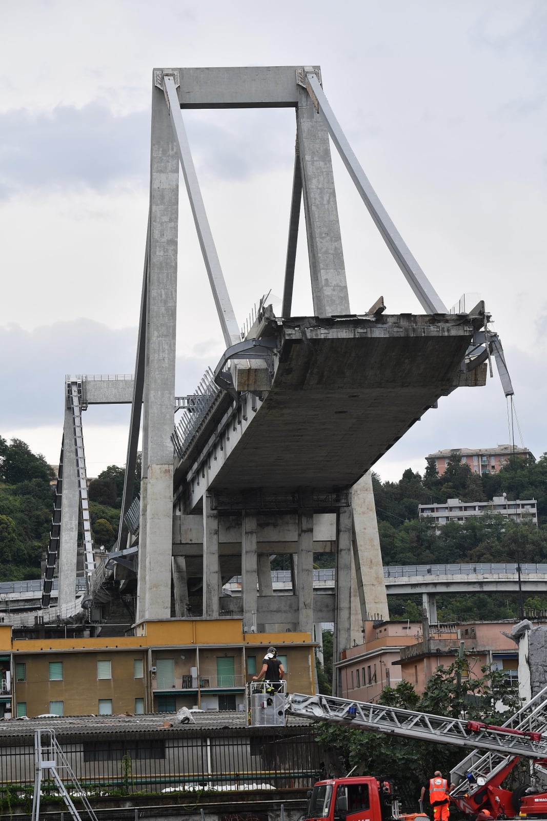 Tragiczny wypadek w Genui - most zawalił się na środku autostrady fot. EPA/LUCA ZENNARO 
