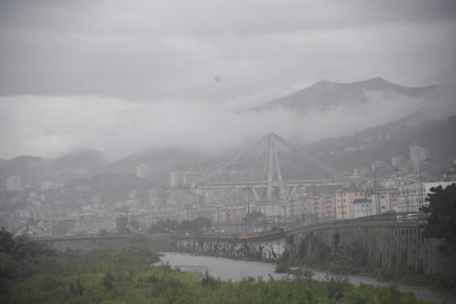 Tragiczny wypadek w Genui - most zawalił się na środku autostrady fot. EPA/LUCA ZENNARO 
