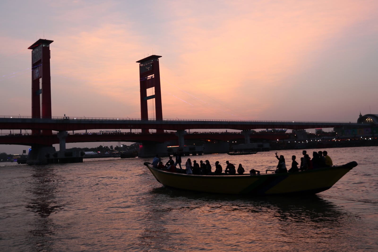 Ampera Bridge w Indonezji fot. EPA/HOTLI SIMANJUNTAK 