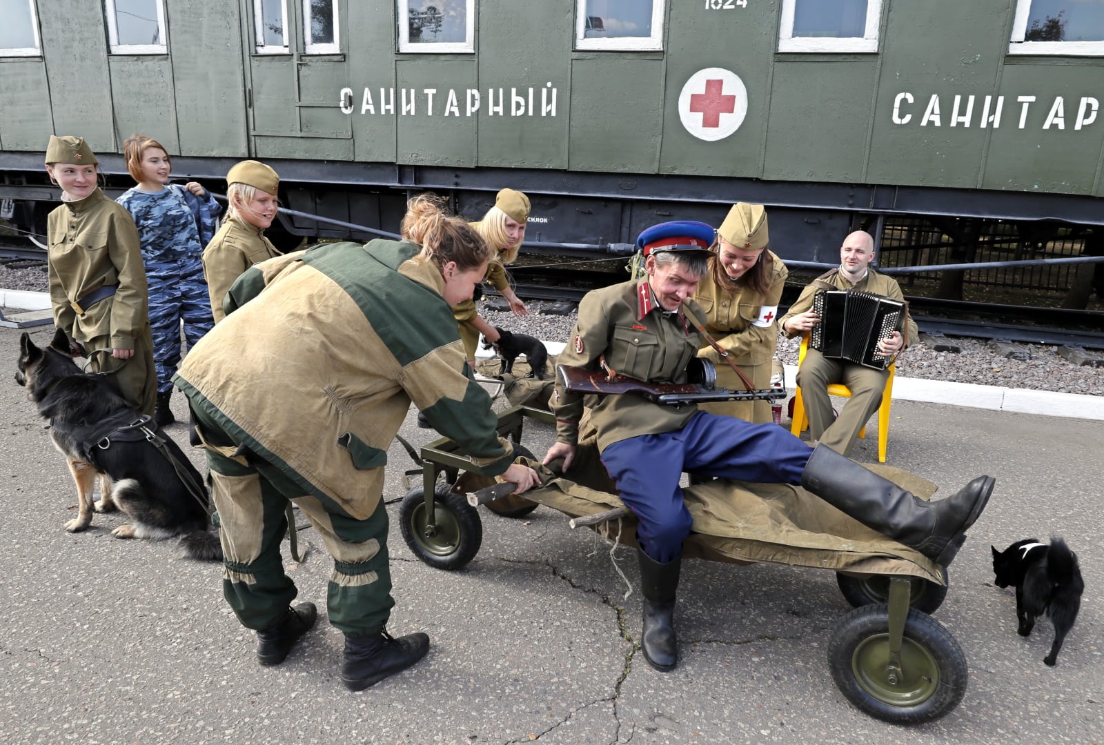 Ludzie ubrani w mundury z II Wojny Światowej przedstawiają scenę z psami podczas obchodów Dnia Psa w Muzeum Zwycięstwa w Moskwie, Rosja, fot. EPA/YURI KOCHETKOV 
