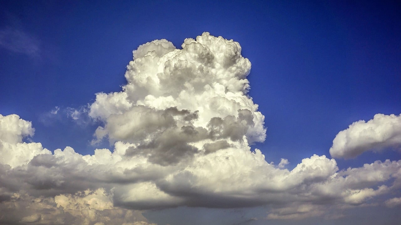 3. Uwaga na chmury - piętrowe -
Jednymi z najbardziej widocznych sygnałów nadchodzącej nawałnicy są chmury. Im bardziej chmury pną się w górę, tym większe prawdopodobieństwo wystąpienia burzy. 
