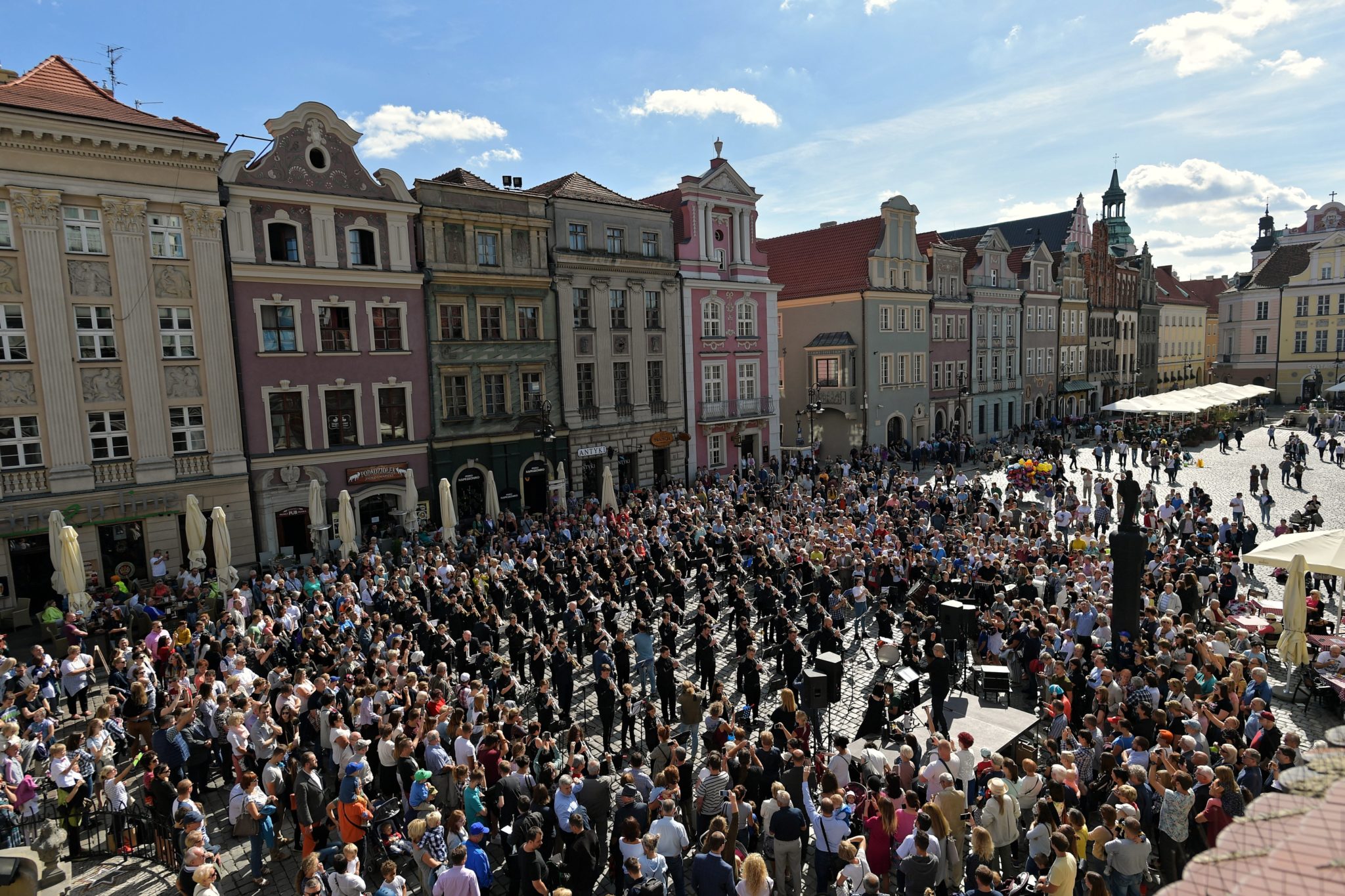 Koncert orkiestry złożonej ze 100 trębaczy i 10 perkusistów na poznańskim Starym Rynku. Projekt ma na celu upamiętnienie 100. rocznicy Powstania Wielkopolskiego. Organizatorem koncertu było Stowarzyszenie Jazz Poznań, fot. Jakub Kaczmarczyk, PAP