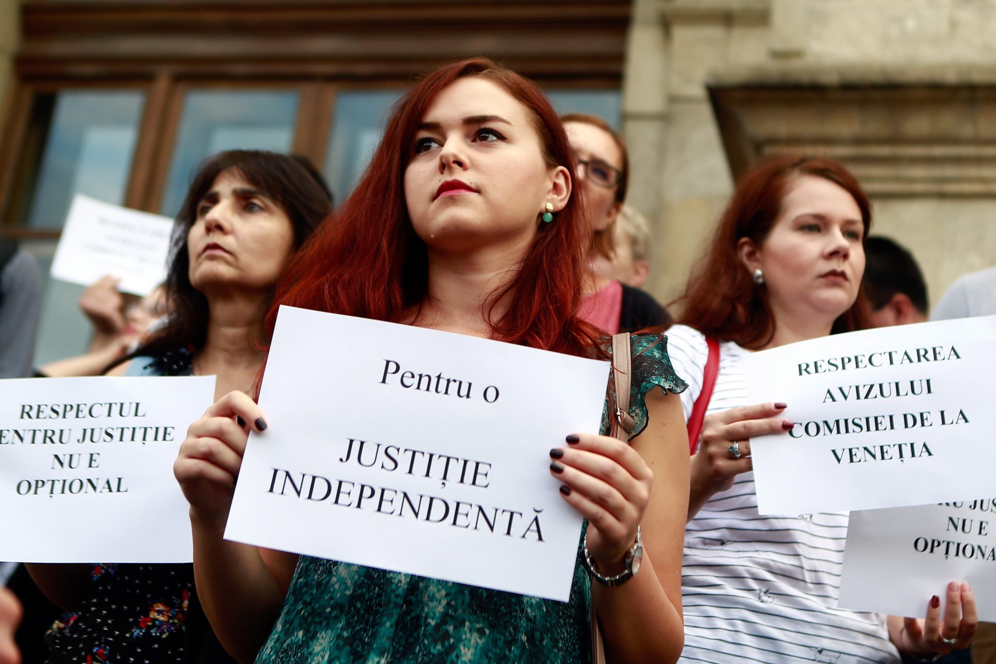 Rumuńscy urzędnicy  podczas protestu przed Sądem Apelacyjnym w Bukareszcie w Rumunii. Prawnicy i urzędnicy administracji publicznej protestują przeciwko planowanym zmianom w wymiarze sprawiedliwości, fot. Bogdan Cristel, PAP/EPA 