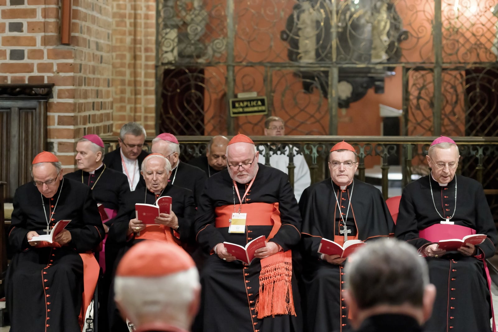 W katedrze poznańskiej odbyły się Uroczyste Nieszpory w Święto Podwyższenia Krzyża Świętego, w ramach trwającego Zebrania Plenarnego Konferencji Episkopatów Europy Fot. PAP/Jakub Kaczmarczyk