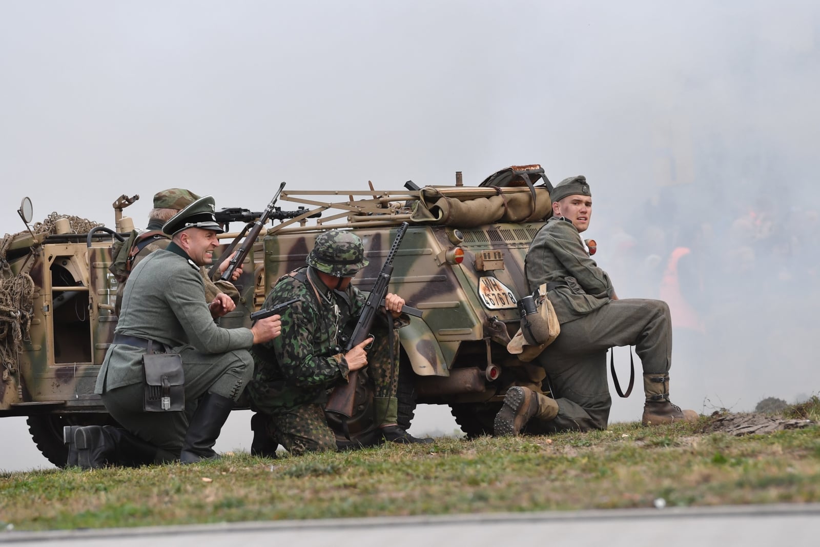 Widowisko historyczne „Orły nad Driel” zrealizowane na nabrzeżu w Gryfinie, fot. PAP/Marcin Bielecki