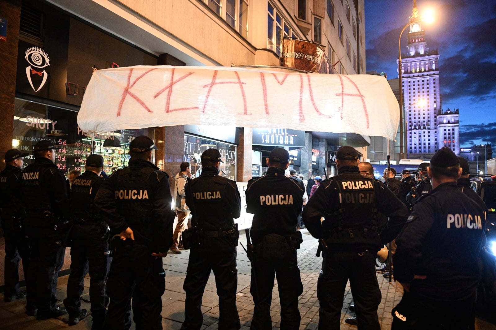 Kordon policji i protest na ul. Złotej w Warszawie, gdzie w Teatrze Palladium odbywało się spotkanie wyborcze Prawa i Sprawiedliwości, fot. PAP/Jacek Turczyk