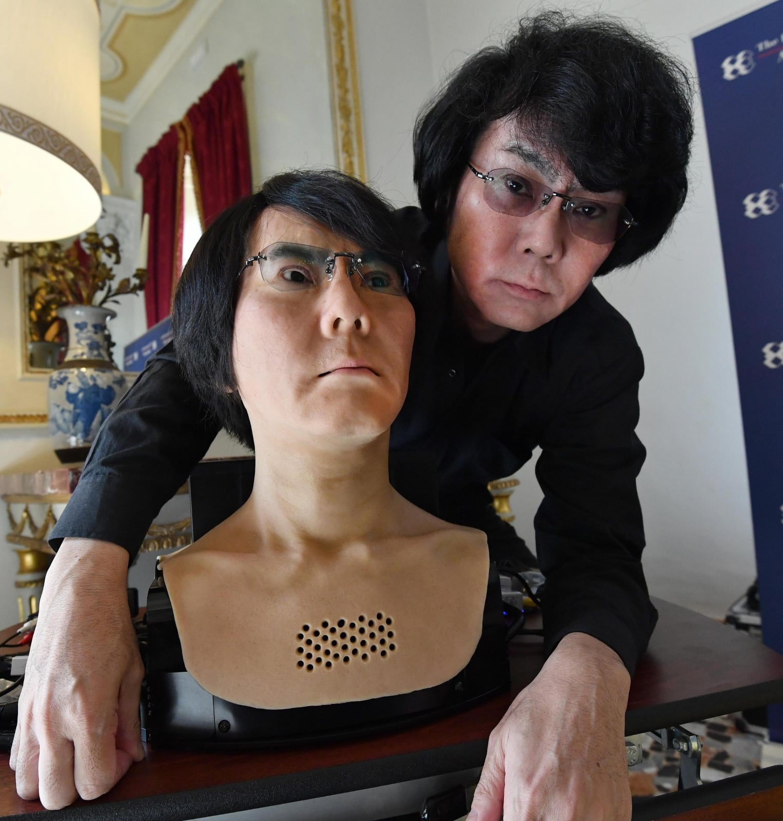 Robotyk dr. Hiroshi Ishiguro stworzyła robota, który jest jej podobizną Fot. EPA/DANIEL DAL ZENNARO