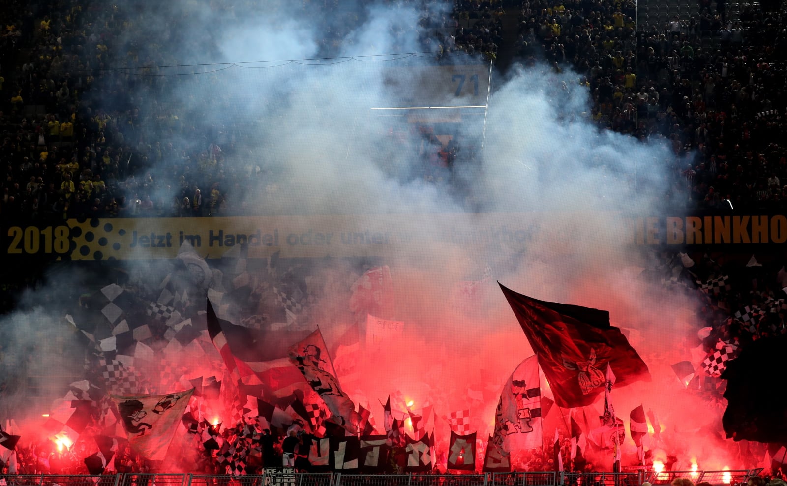 Fani Eintracht Frankfurtu na meczu w Dortmundzie. Fot. PAP/EPA/FRIEDEMANN VOGEL