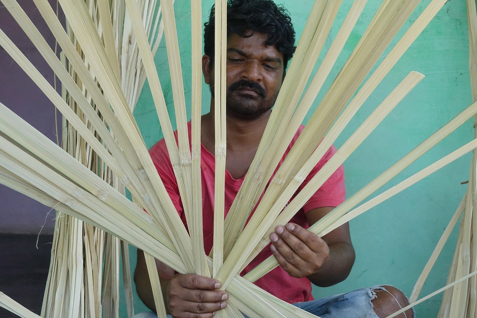 Rzemieślnik w Indiach, wykonujący pracę na bambusie