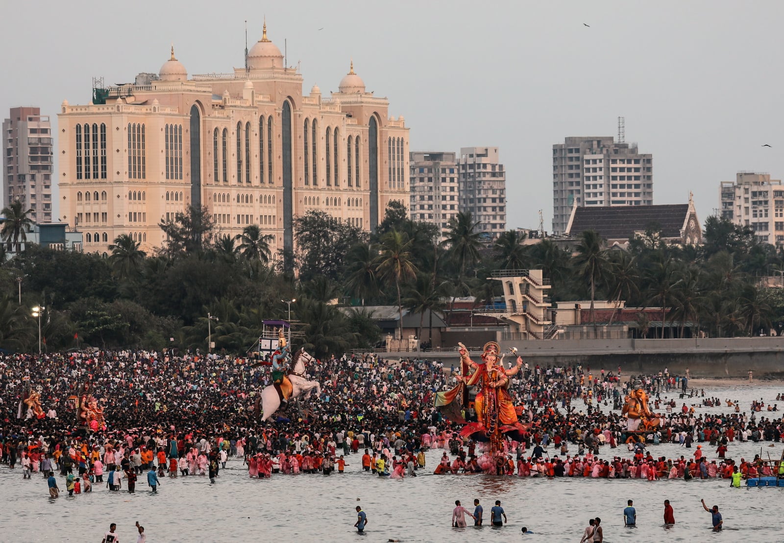 Festiwal Ganesh w Bombaju fot. EPA/DIVYAKANT SOLANKI 