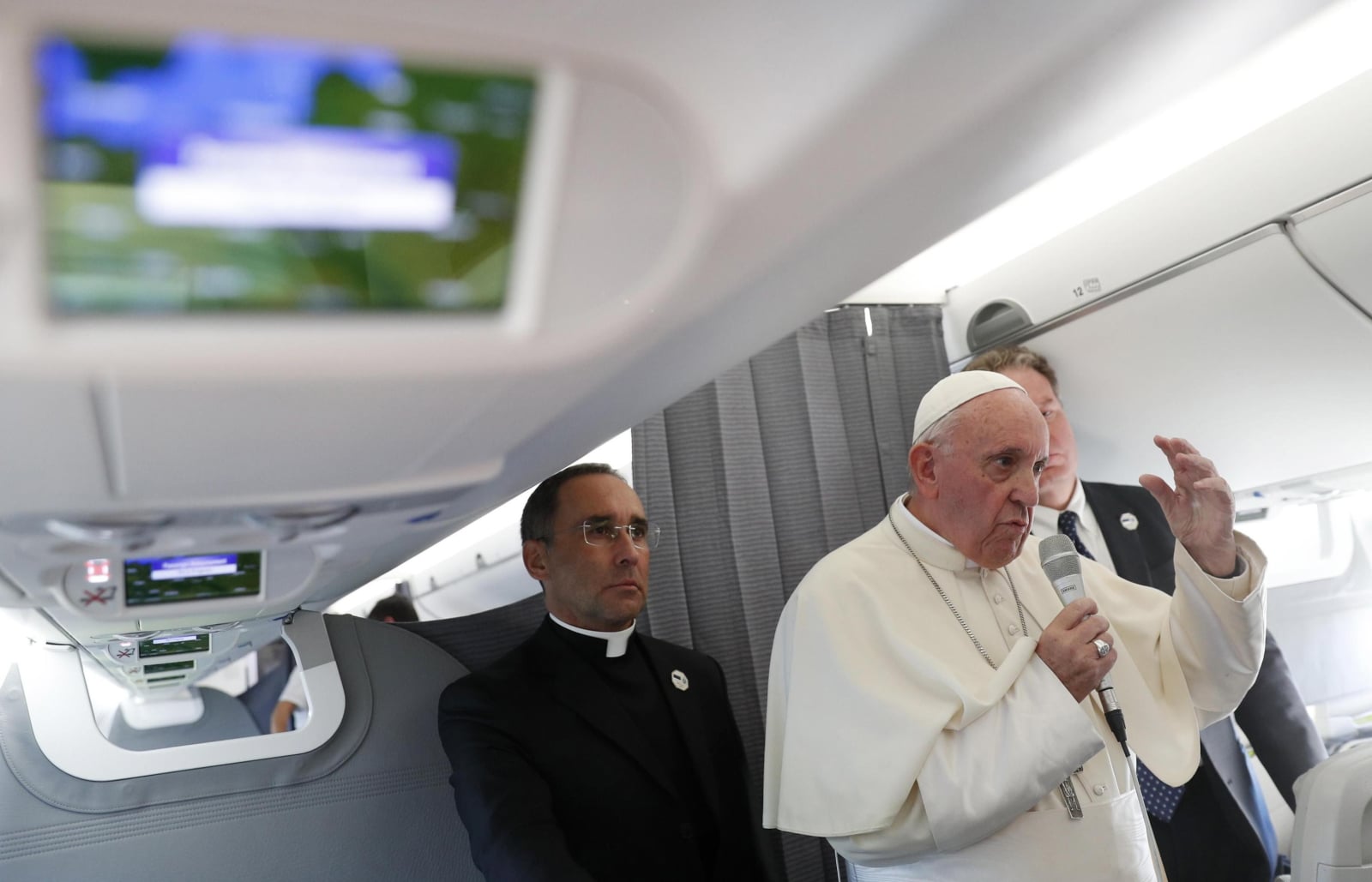 papież Franciszek na pokładzie samolotu