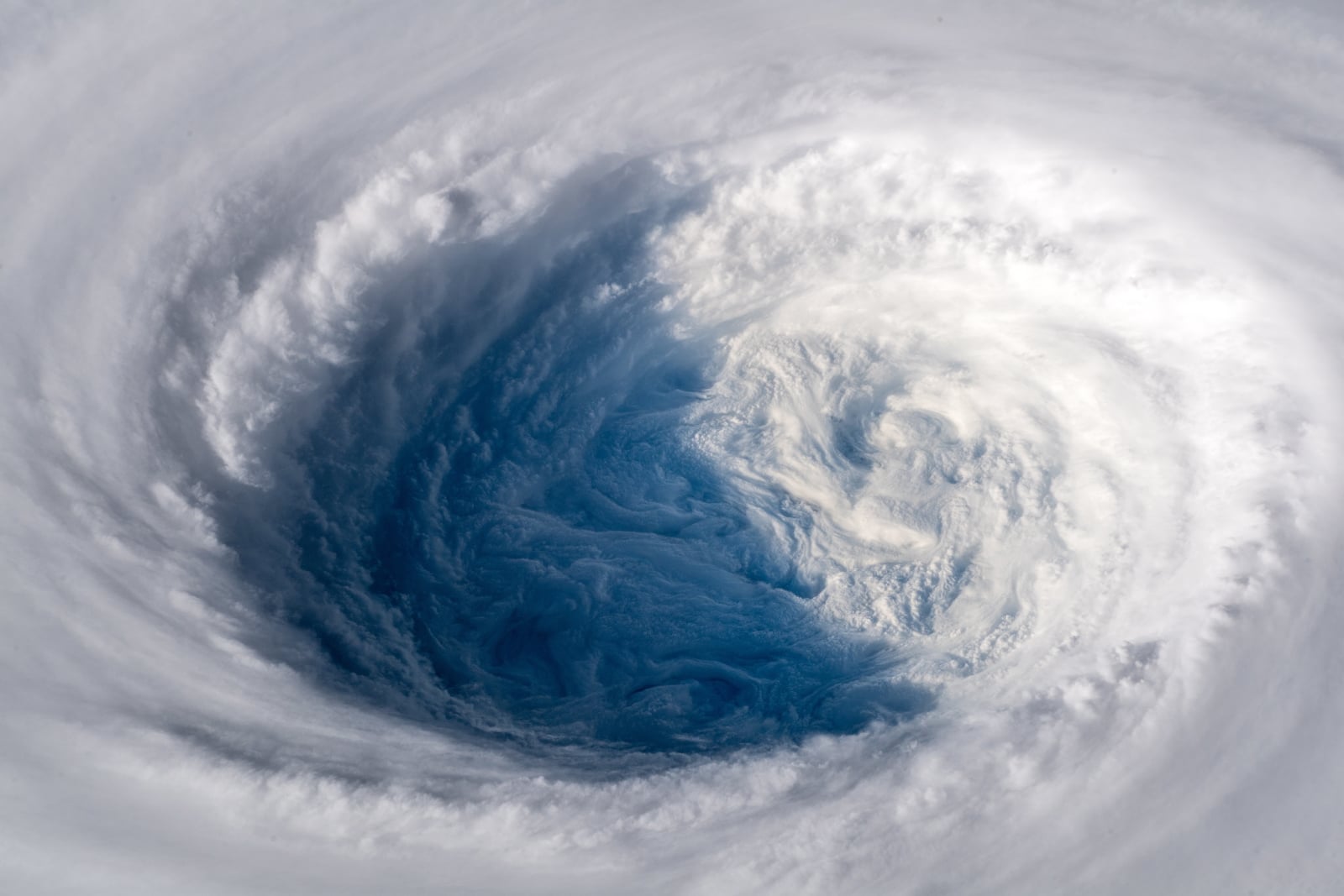 Tajfun widziany z Międzynarodowej Stacji Kosmicznej fot. ESA/NASA - ALEXANDER GERST 