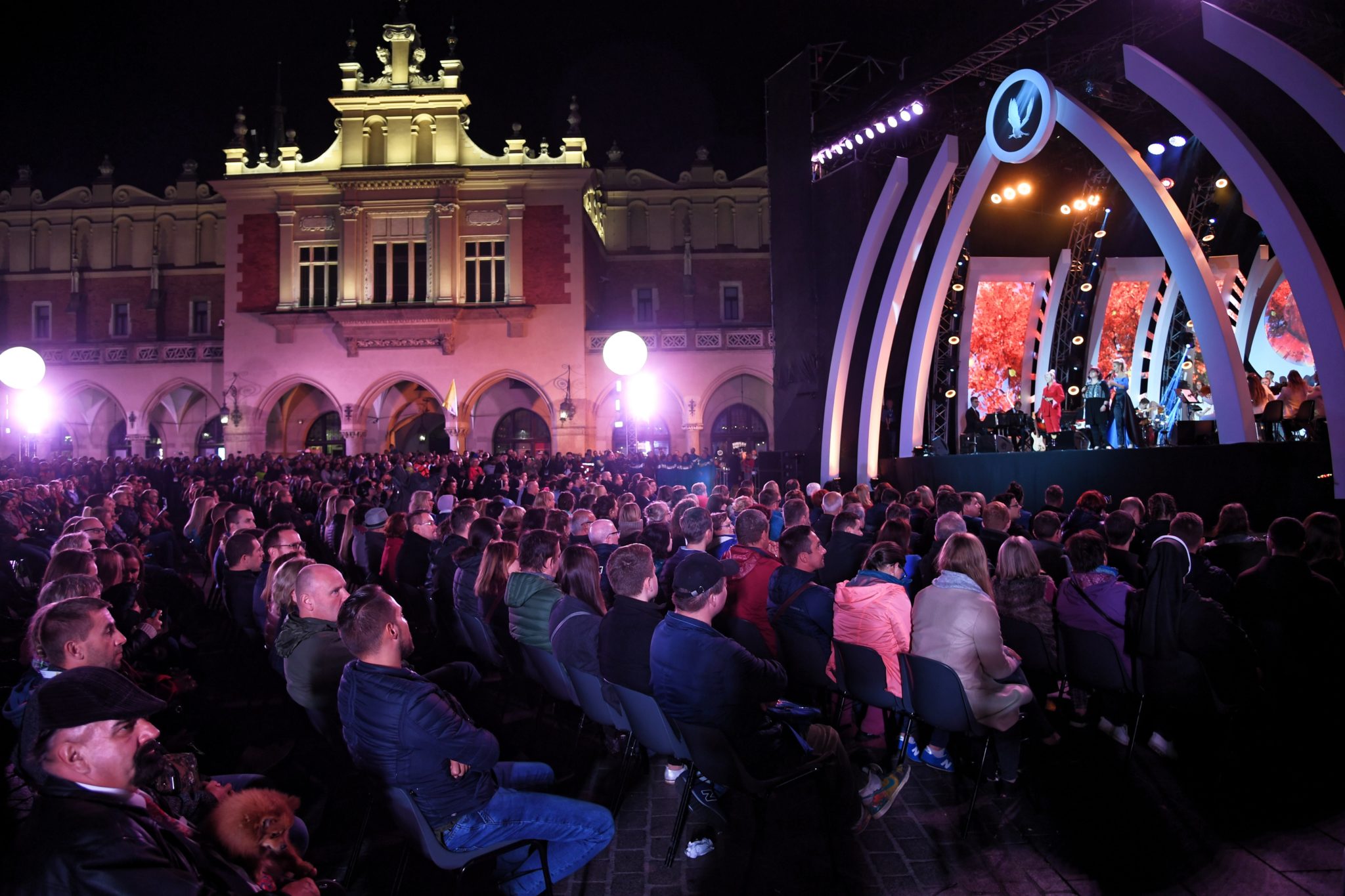 Koncert zorganizowany w ramach jubileuszu 40-lecia pontyfikatu św. Jana Pawła II na Rynku Głównym w Krakowie, fot. Jacek Bednarczyk, PAP