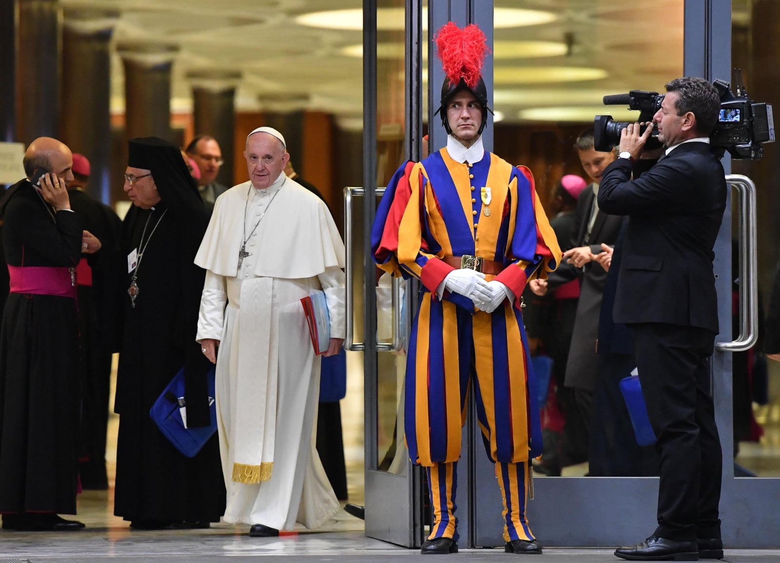 Papież Franciszek pod koniec synodalnego spotkania w Watykanie, fot. EPA/ALESSANDRO DI MEO 
