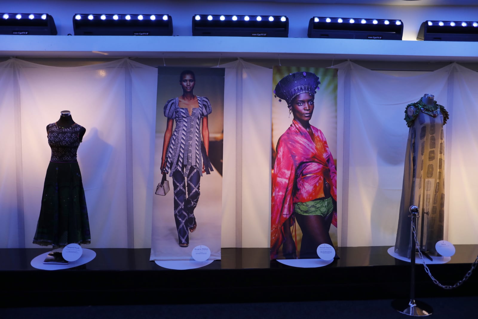 Wystawa mody w Johannesburgu, Republika Południowej Afryki. Fot. PAP/EPA/KIM LUDBROOK
