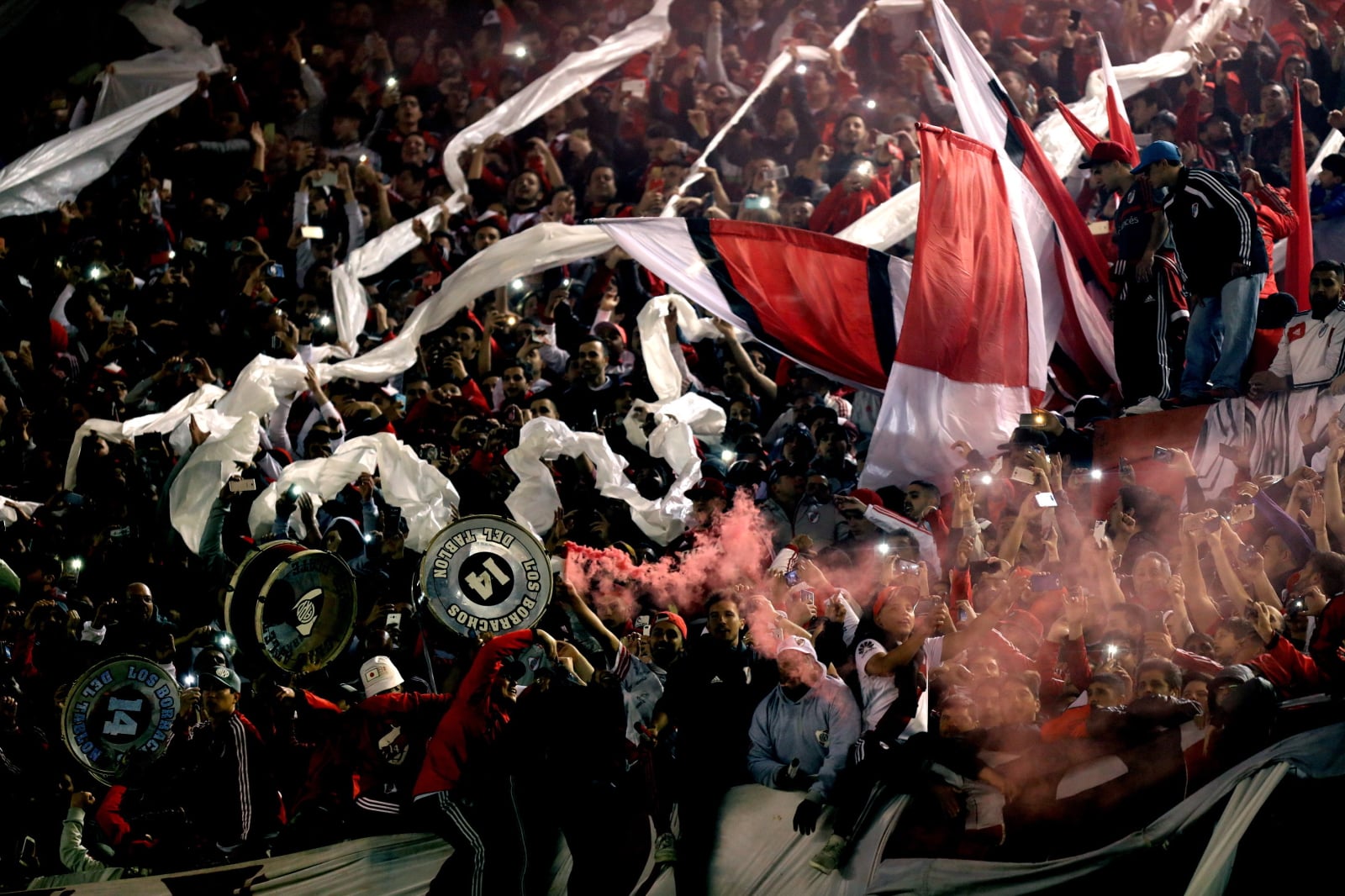 Fani River Plate kibicują drużynie podczas półfinałowego pojedynku Copa Libertadores pierwszego meczu River Plate w Argentynie