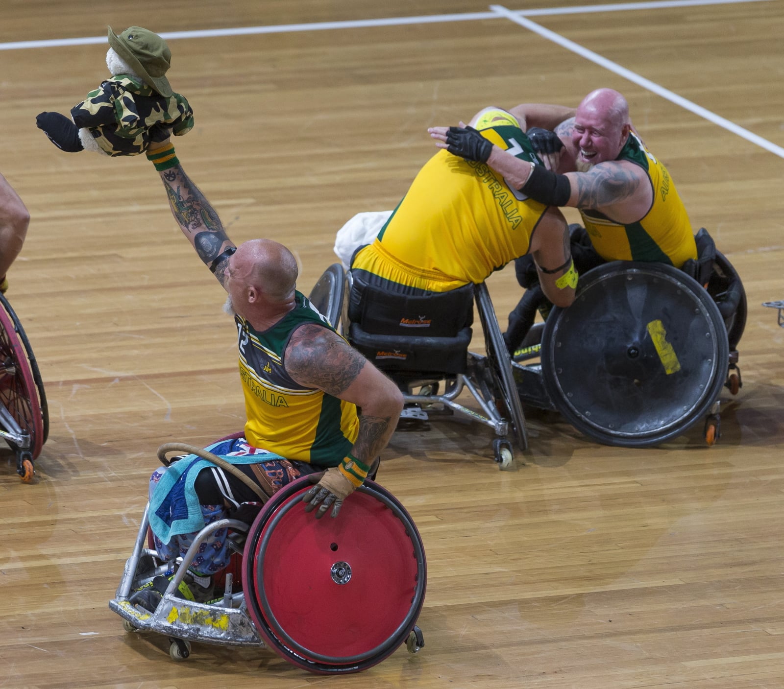 Członkowie australijskiego zespołu świętują zwycięstwo w konkursie Rugby na wózkach między Australią i USA podczas Invictus Games, w Sydney