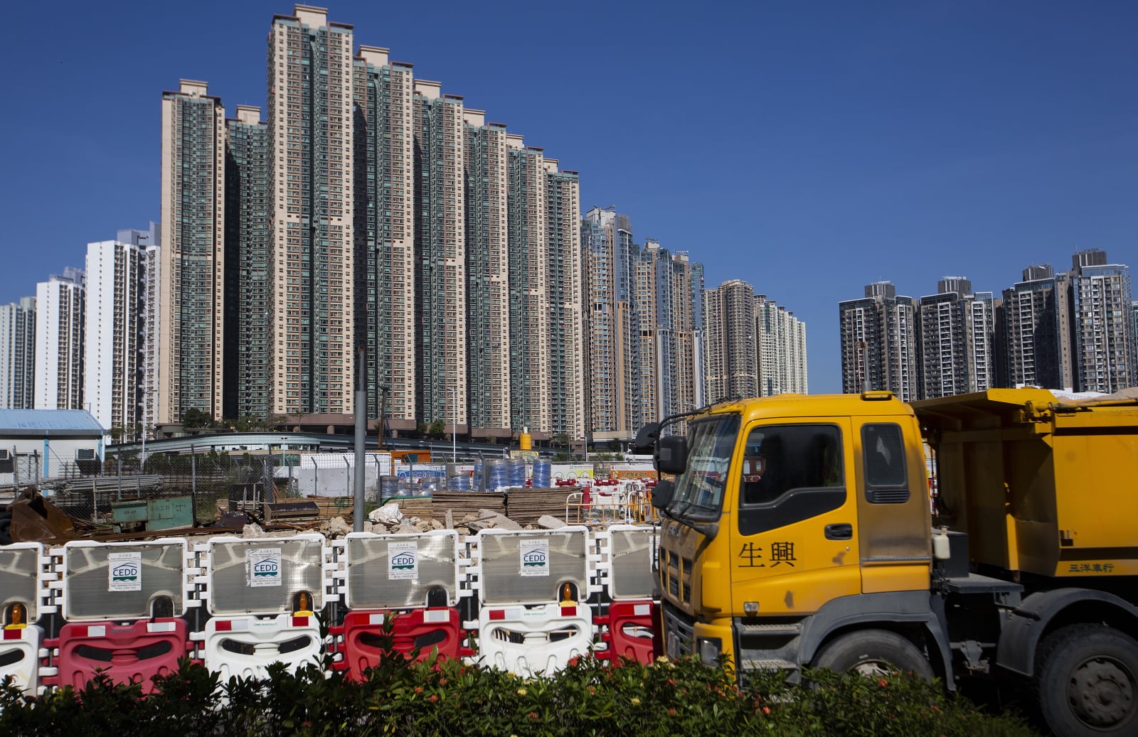 Ogromne wieżowce w Hongkongu. Fot. PAP/EPA/ALEX HOFFORD