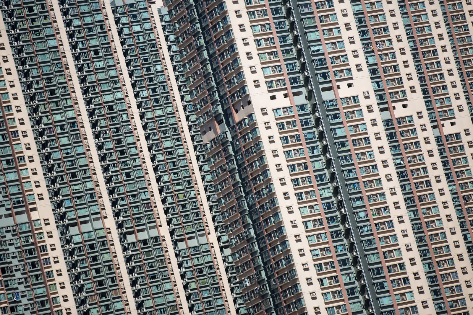 Ogromne wieżowce w Hongkongu. Fot. PAP/EPA/ALEX HOFFORD