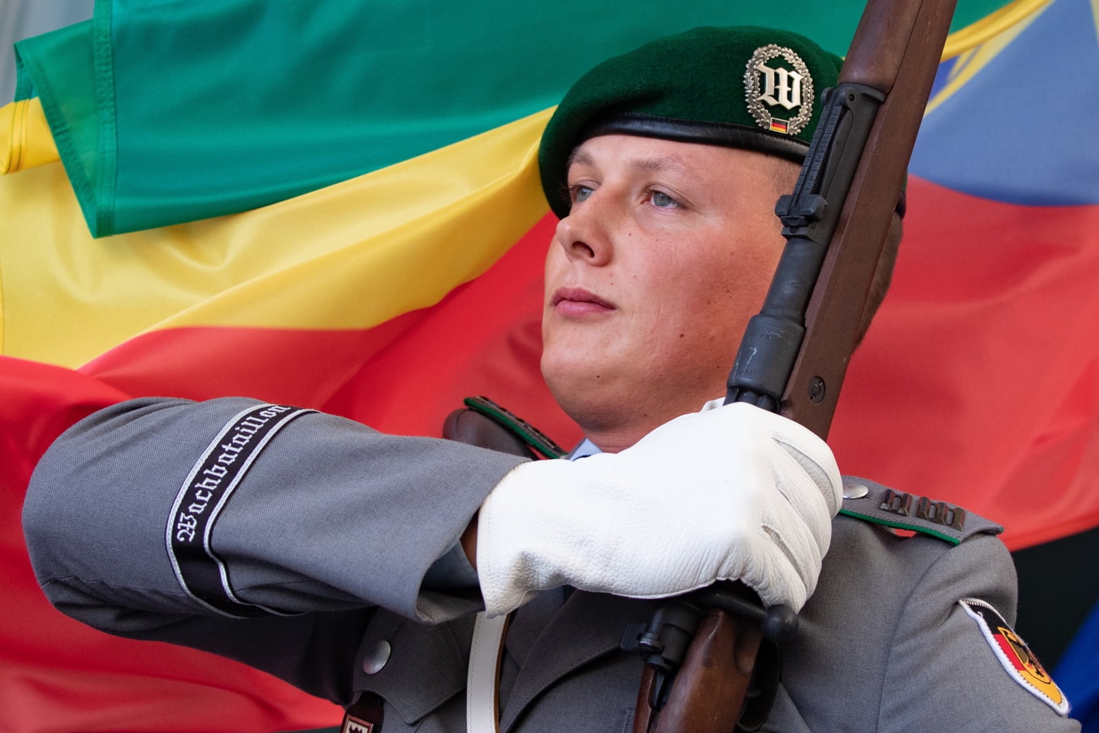 Niemiecki żołnierz stoi na tle etiopskiej flagi. Fot. PAP/EPA/HAYOUNG JEON