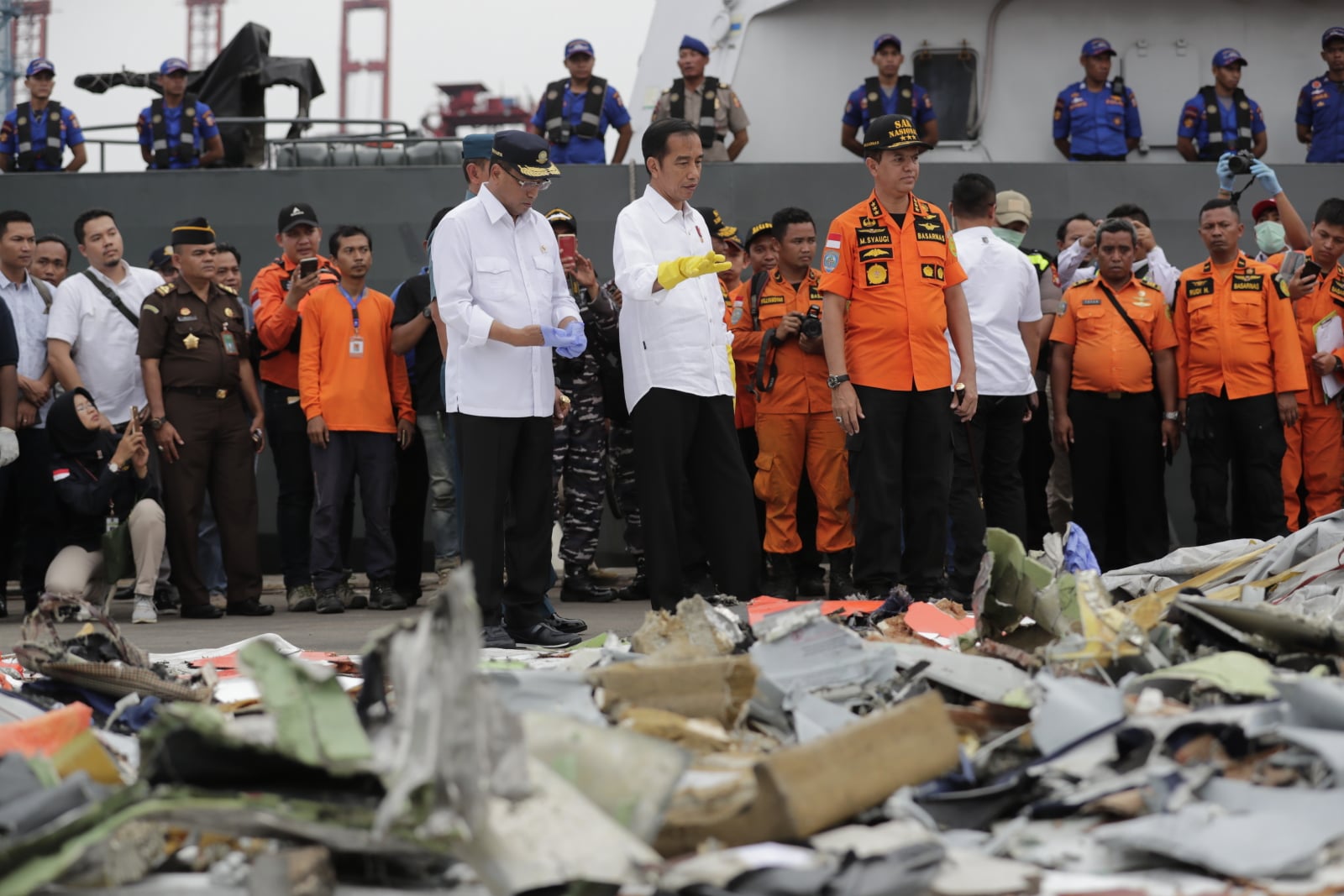 Prezydent Indonezji przy szczątkach  rozbitego samolotu. Fot. PAP/EPA/MAST IRHAM