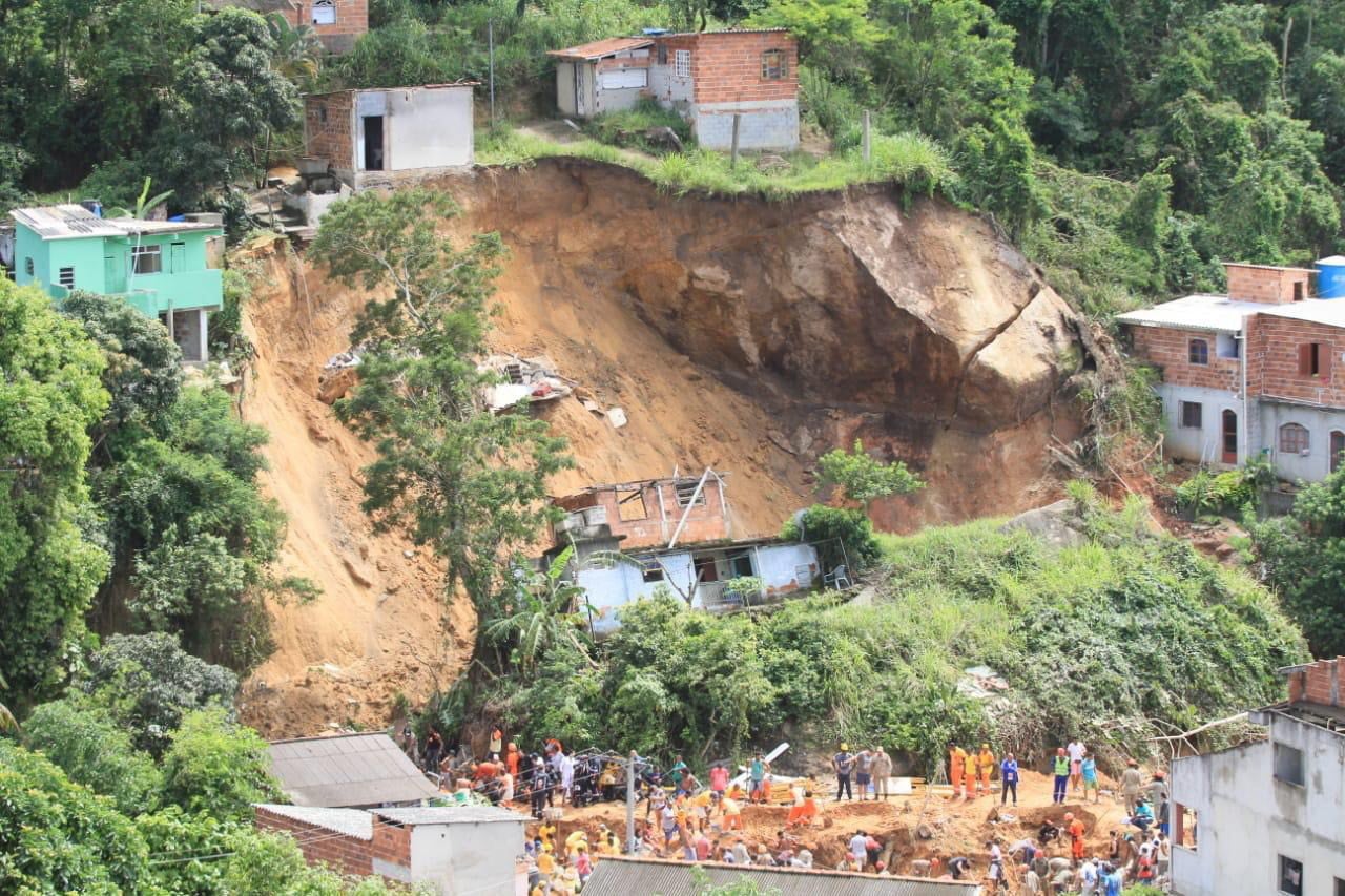 Osunięcie się ziemi w Brazylii fot. EPA/Jose Lucena 
